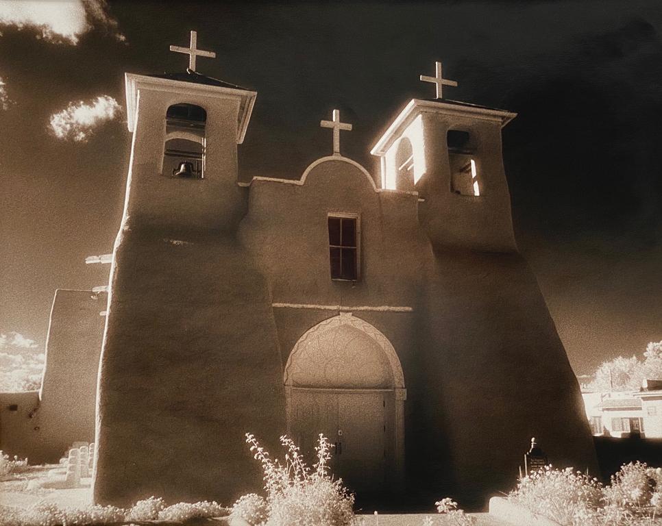 Chris Regas Figurative Photograph – Ranchos de Taos, Vorderansicht