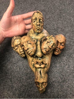 Escultura mural expresionista de Chris Riccardo