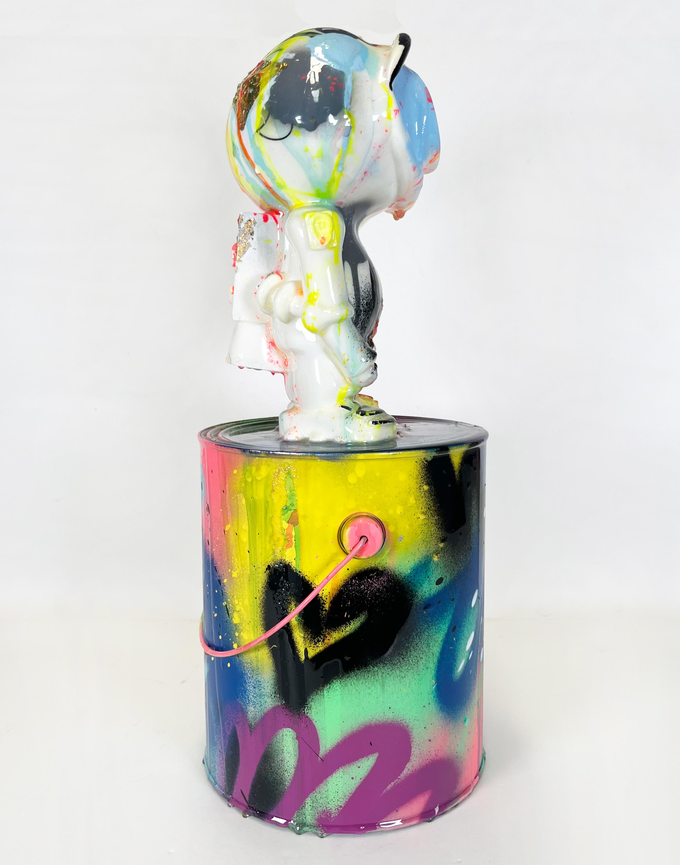 Technicolour Xeno Paint Can v2, farbenfrohe und kühle Figurenskulptur aus Harzguss, Xeno – Sculpture von Chris Solcz
