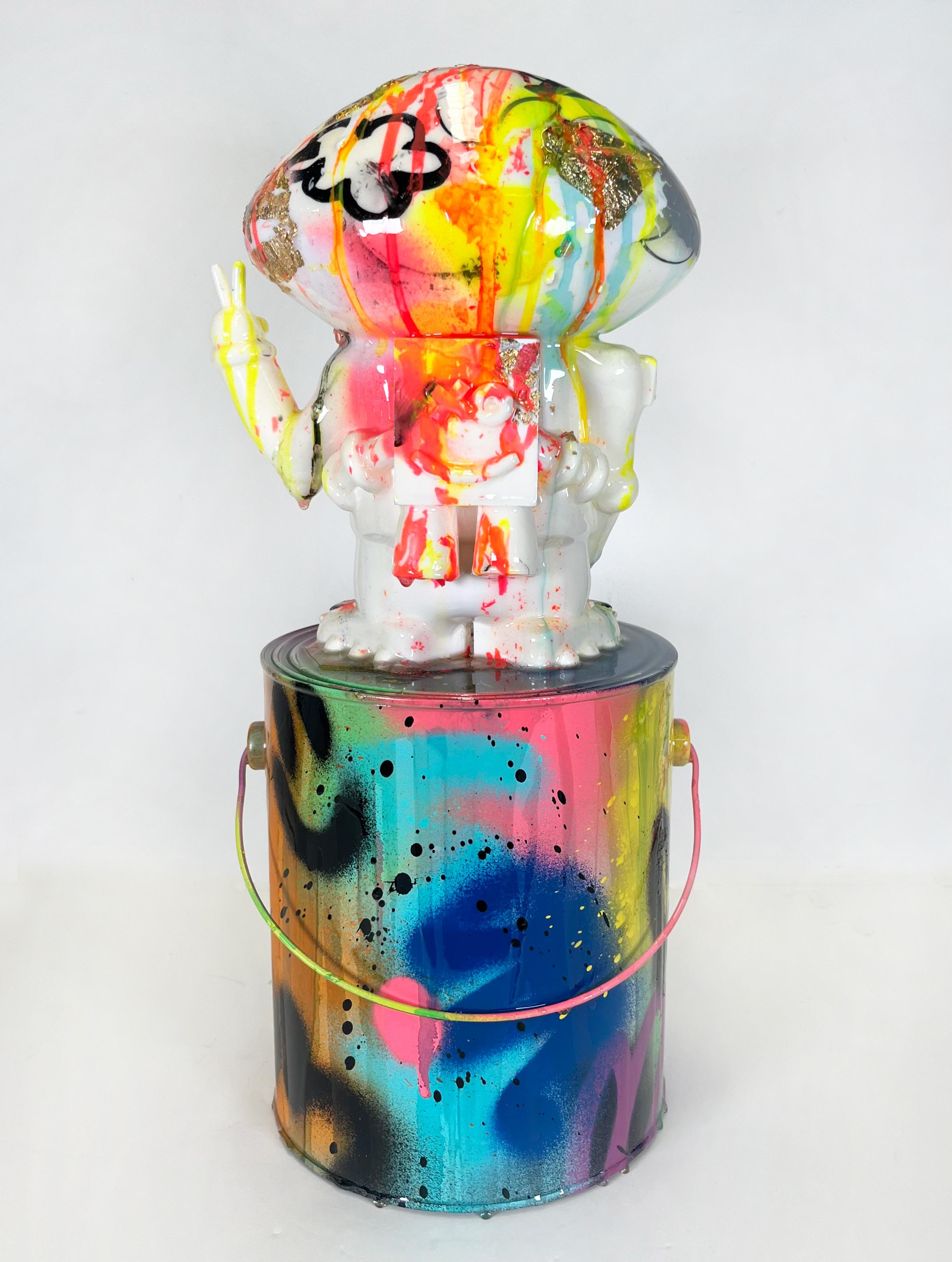 Technicolour Xeno Paint Can v2, farbenfrohe und kühle Figurenskulptur aus Harzguss, Xeno (Abstrakt), Sculpture, von Chris Solcz