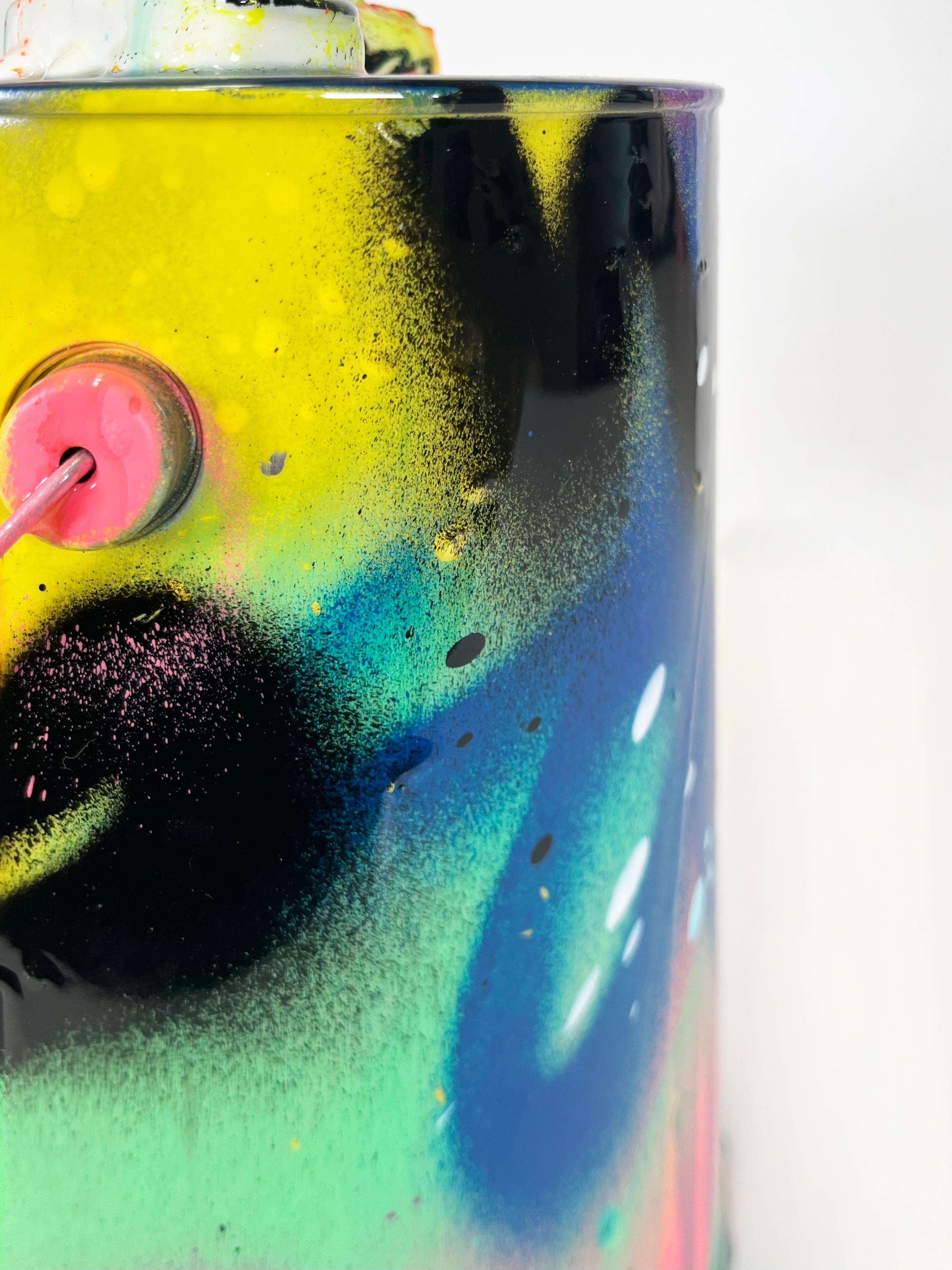 Technicolour Xeno Paint Can v2, farbenfrohe und kühle Figurenskulptur aus Harzguss, Xeno im Angebot 3