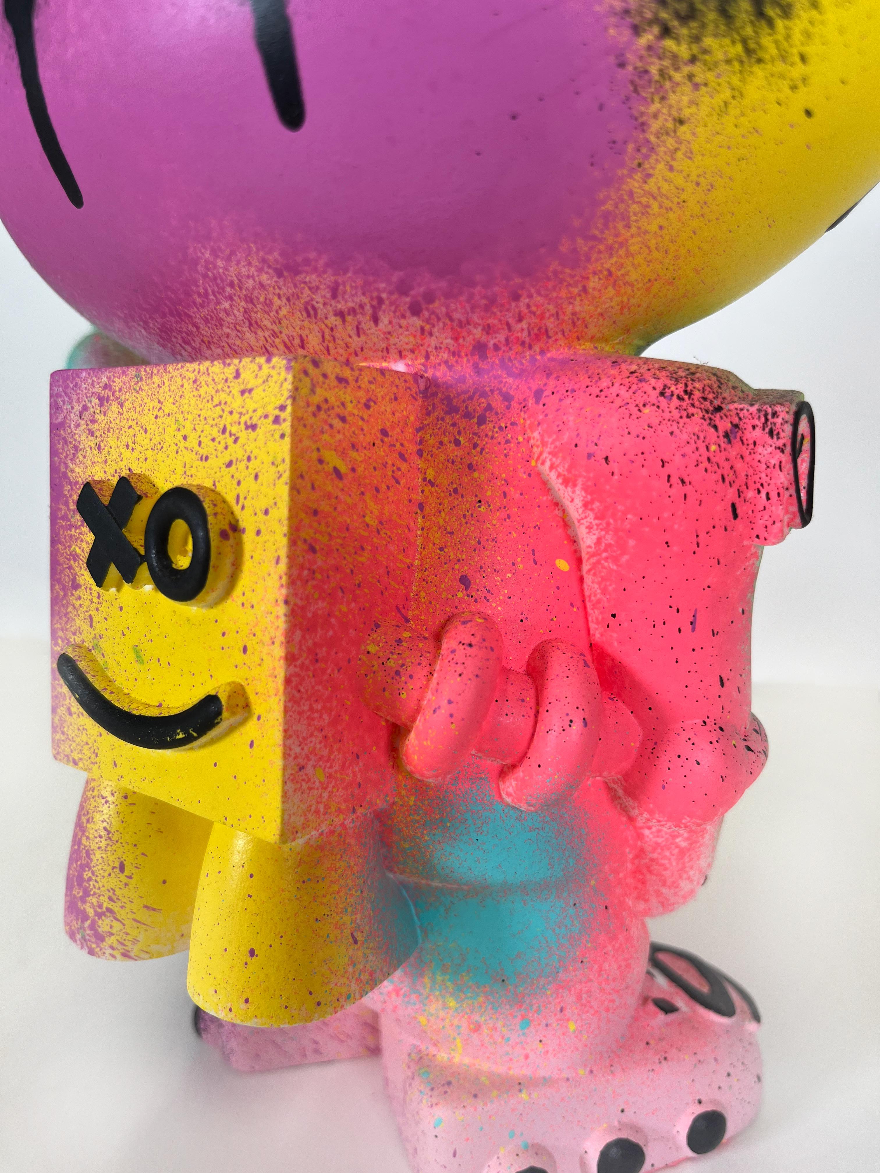Technicolour Xeno v4, sculpture colorée et froide en résine moulée - Sculpture de Chris Solcz