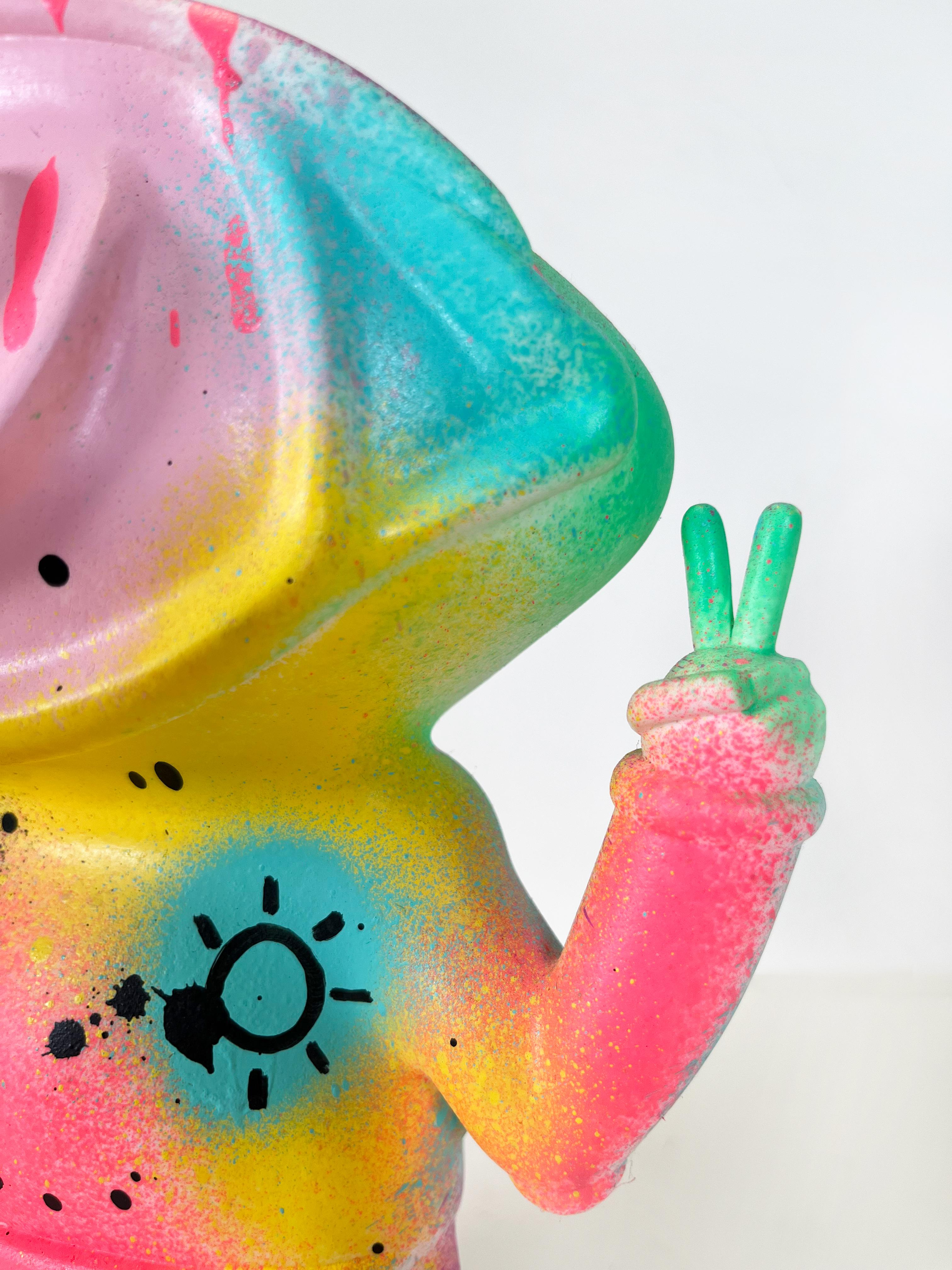 Technicolour Xeno v4, farbenfrohe und kühle Figurenskulptur aus Harzguss im Angebot 1