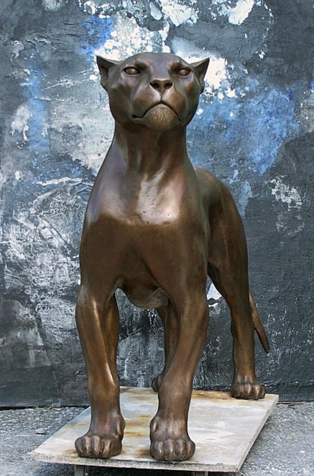 Jaguar debout Sculpture en bronze Animal sauvage Réalisme Contemporary - Or Figurative Sculpture par Chris Tap