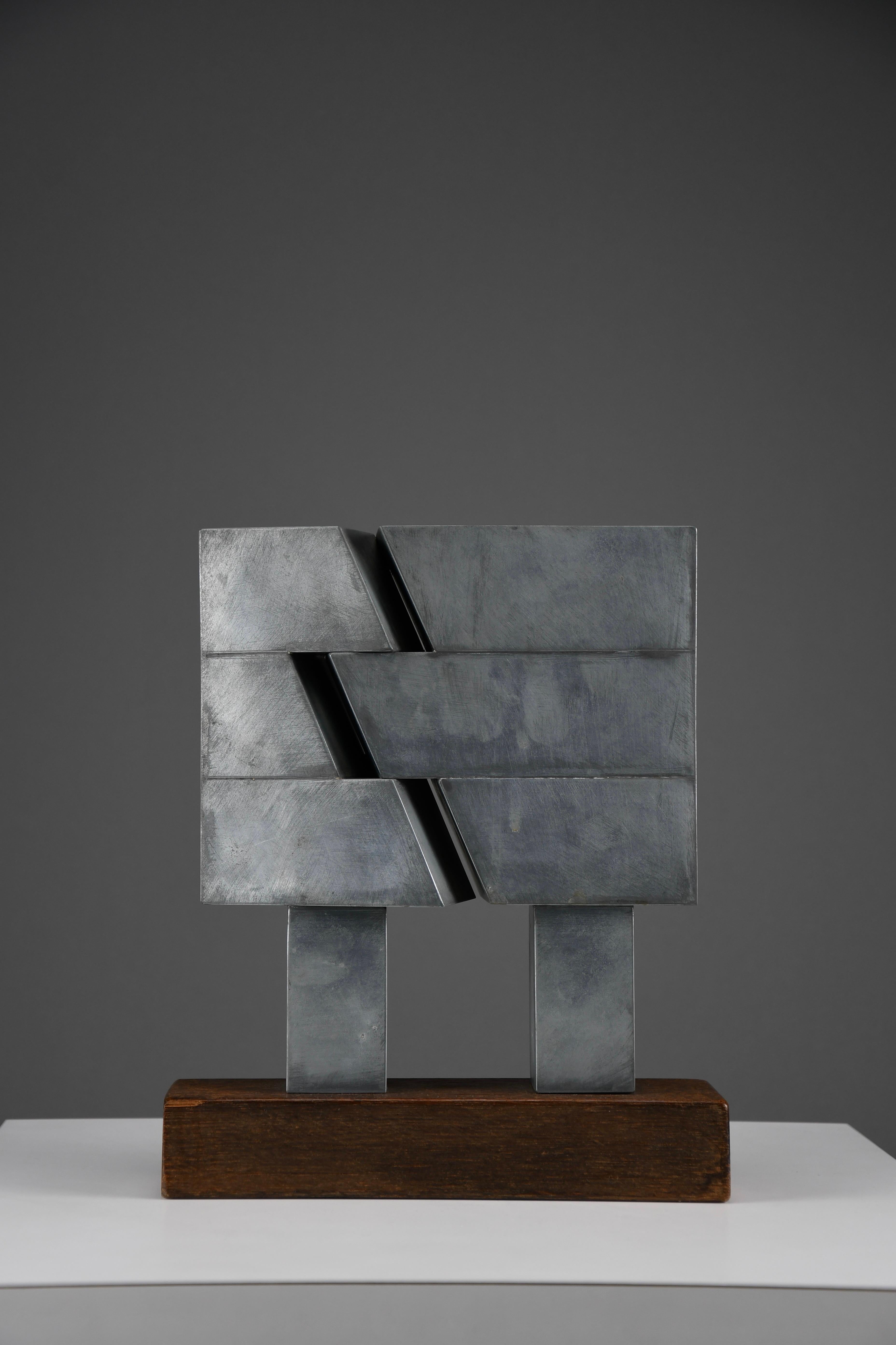 Chris Verbeek, “Gebroken I (Broken I),” Zinc and Wood, The Netherlands, 1977

Dimensions: H. 27 cm (10.63 in.) x W. 22.5 cm (8.86 in.) x D. 6.5 cm (2.56 in.)

A rare and striking zinc sculpture by Dutch artist Chris Verbeek, titled “Gebroken I”