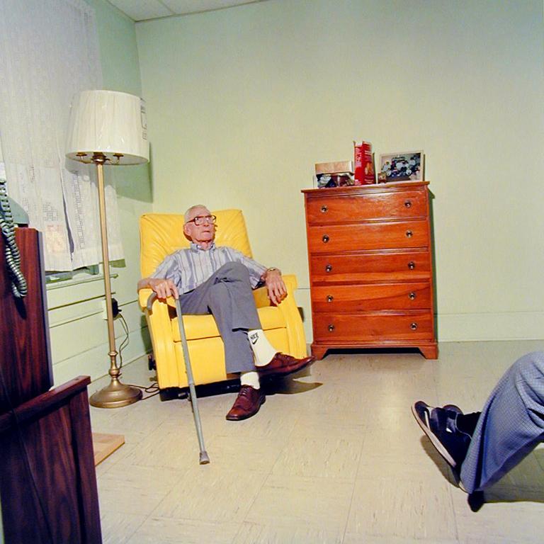 Chris Verene Portrait Photograph – Ohne Titel - Galesburg (Grandpa und ich, im Resthaus des Millionärs)
