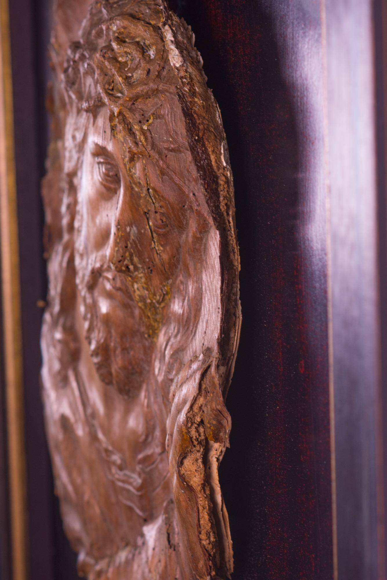 Italienisches Holzbild aus dem 17. Jahrhundert, das Christus zeigt, wie er sein Kreuz zum Kalvarienberg trägt, montiert auf einer handgemalten schwarzen Tafel und gerahmt mit einem modernen, vergoldeten, handgefertigten Holzrahmen.
 