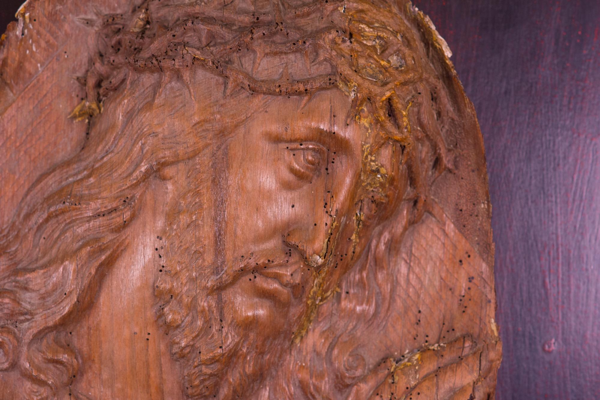 Baroque Christ Carrying His Cross, 17th Century, Carved Wood For Sale