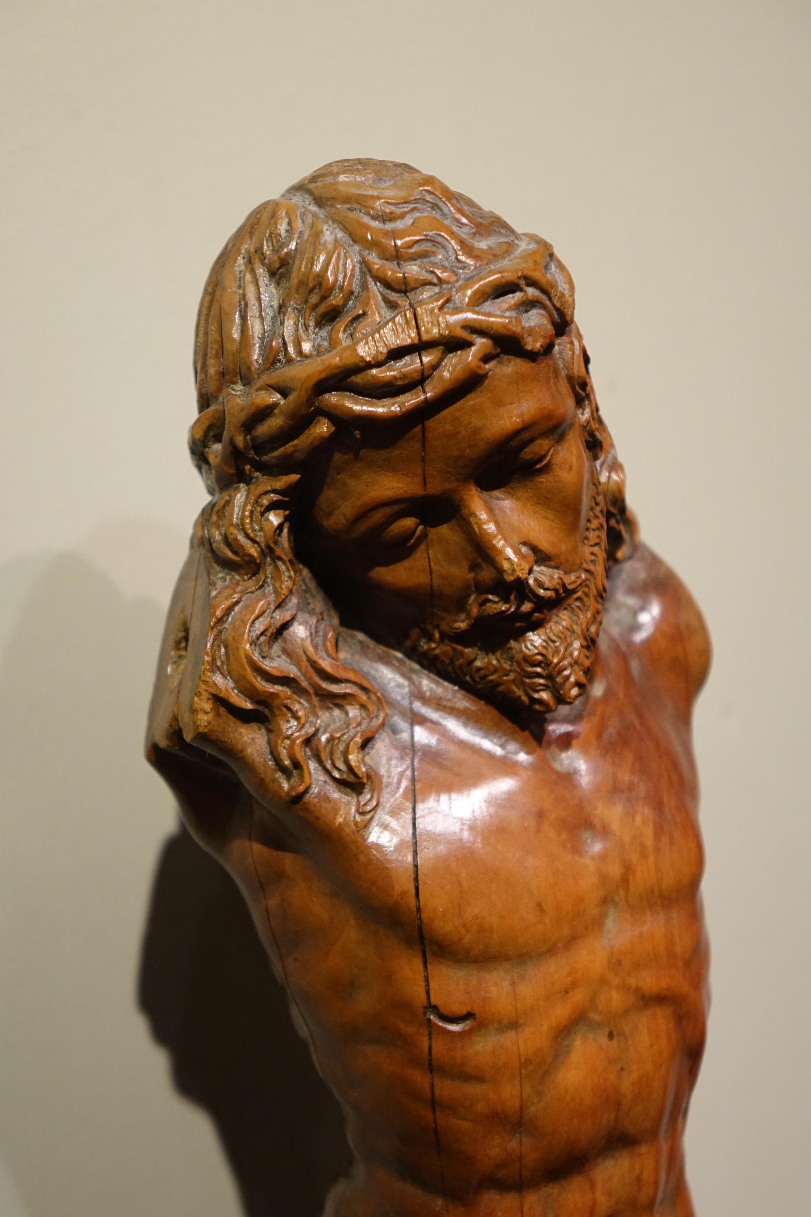 Sculpté à la main Christ dans Boxwood, France, fin 16e-début 17e siècle