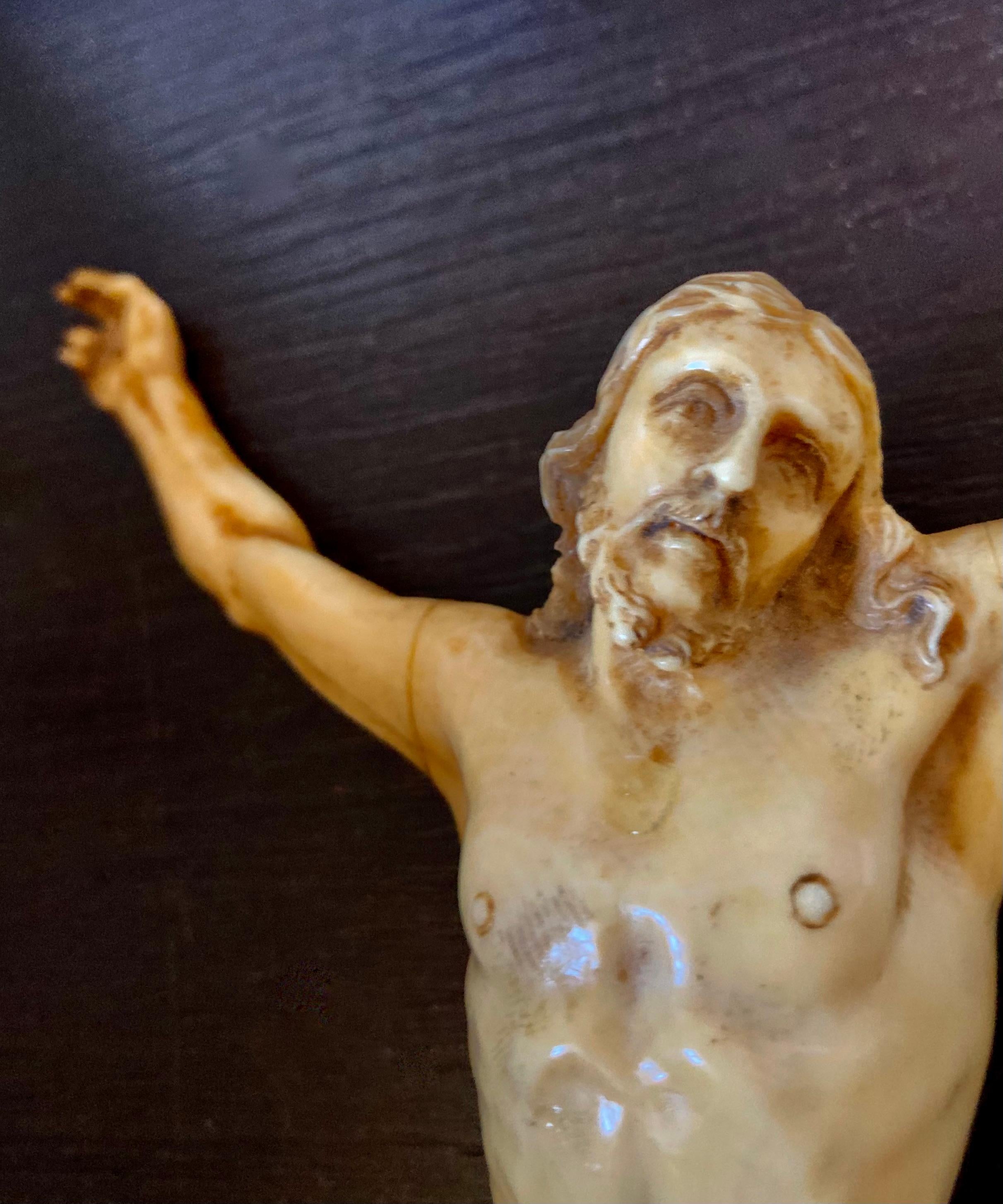 Christ In Carved Ivory, Italy, 18th Century In Excellent Condition In Roma, RM