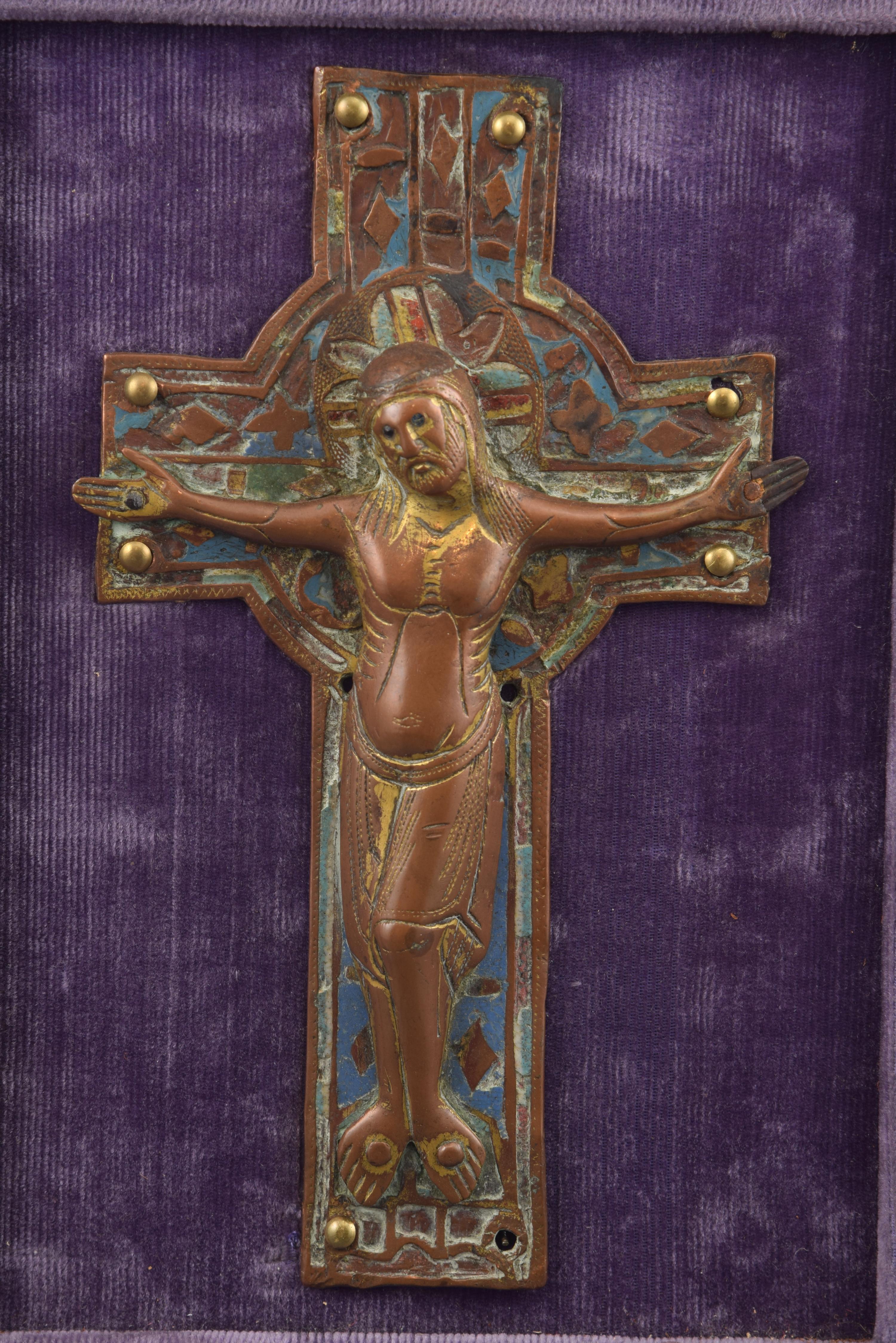 Cristo (Corpus Christi) en la cruz. Esmalte, cobre dorado, azabache (piedra); soporte textil y de madera (realizado posteriormente). Limoges, Francia, siglos XII-XIII.
Cruz latina con ampliación circular en la zona de unión de los dos travesaños