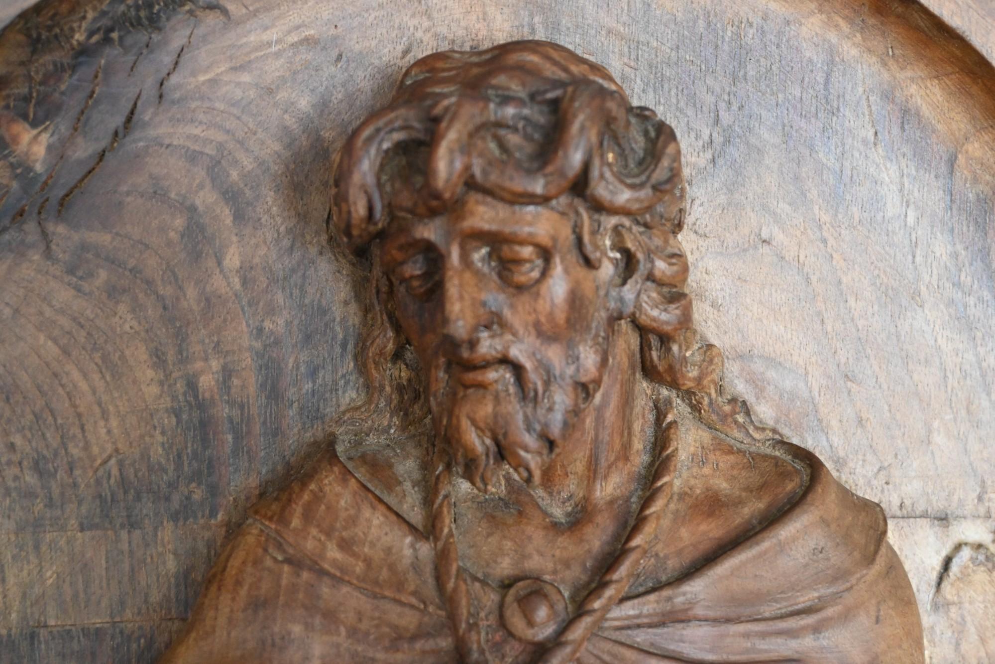 Eine große, in tiefem Relief geschnitzte Tafel, die Christus auf kaltem Stein darstellt.
Diese Tafel war wahrscheinlich Teil eines Tabernakels.
17. Jahrhundert.
Höhe der Platte 57 cm, Breite 40 cm, Dicke 5 cm.
