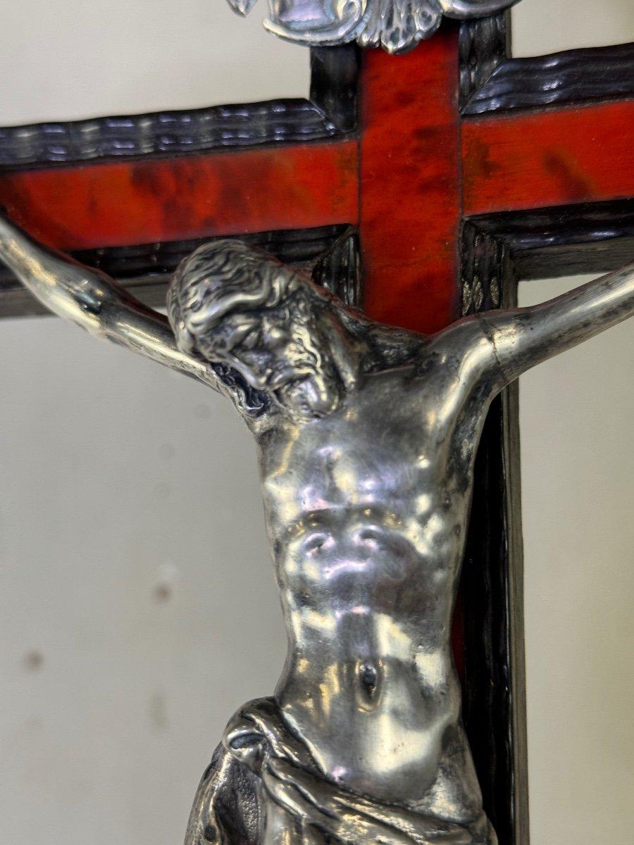 Christus am Kreuz, 

Kruzifix aus Holz und rotem Schildkrötenpanzer,  Silber, Antwerpener Punzen

Abmessungen des Christus: 19 x 14,5 cm