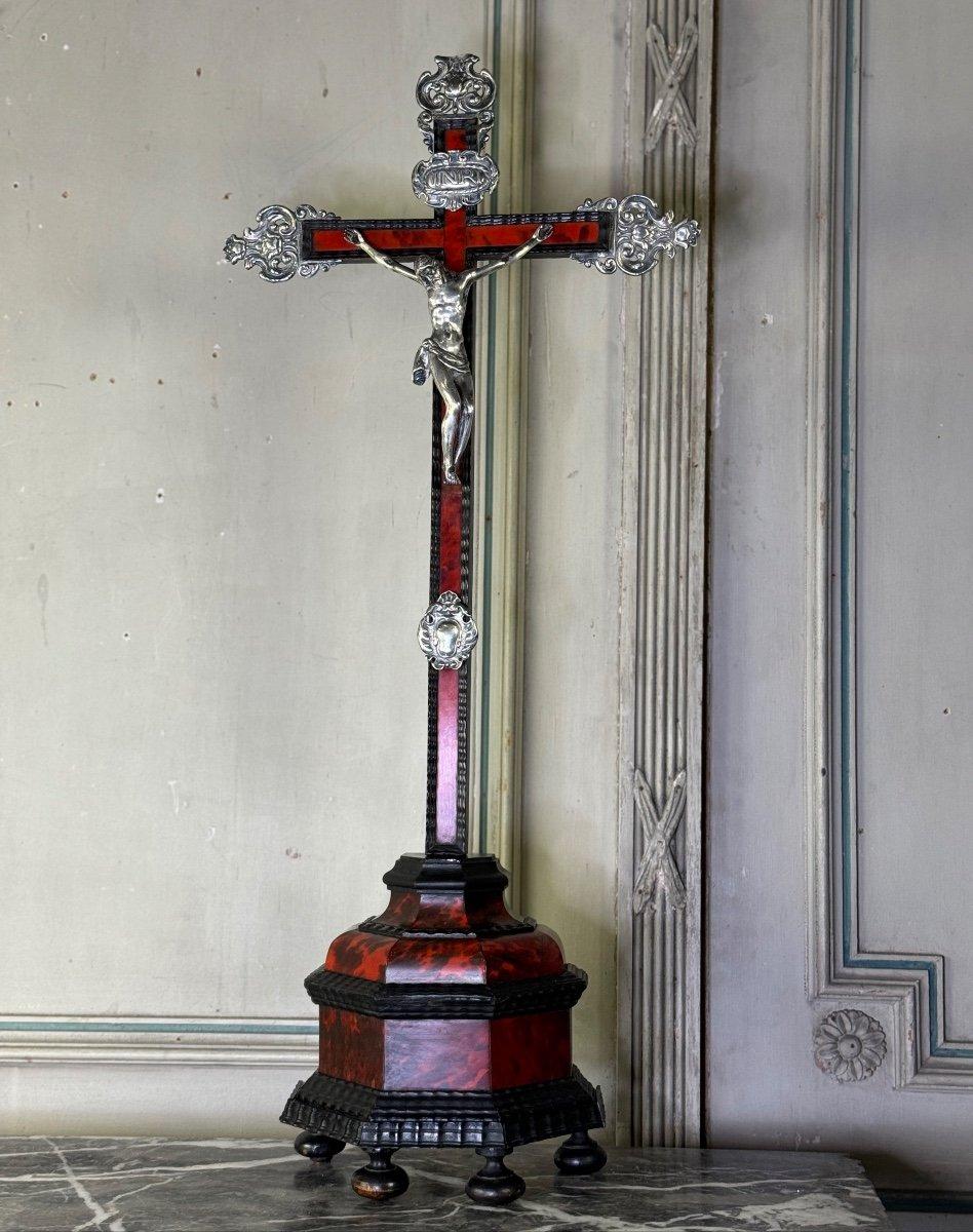 Christ On The Cross, Kruzifix aus Holz und roter Schildpatt (18. Jahrhundert und früher) im Angebot
