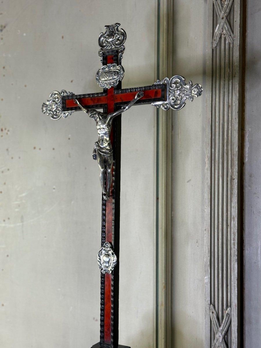 Christ On The Cross, Crucifix In Wood And Red Tortoiseshell For Sale 1