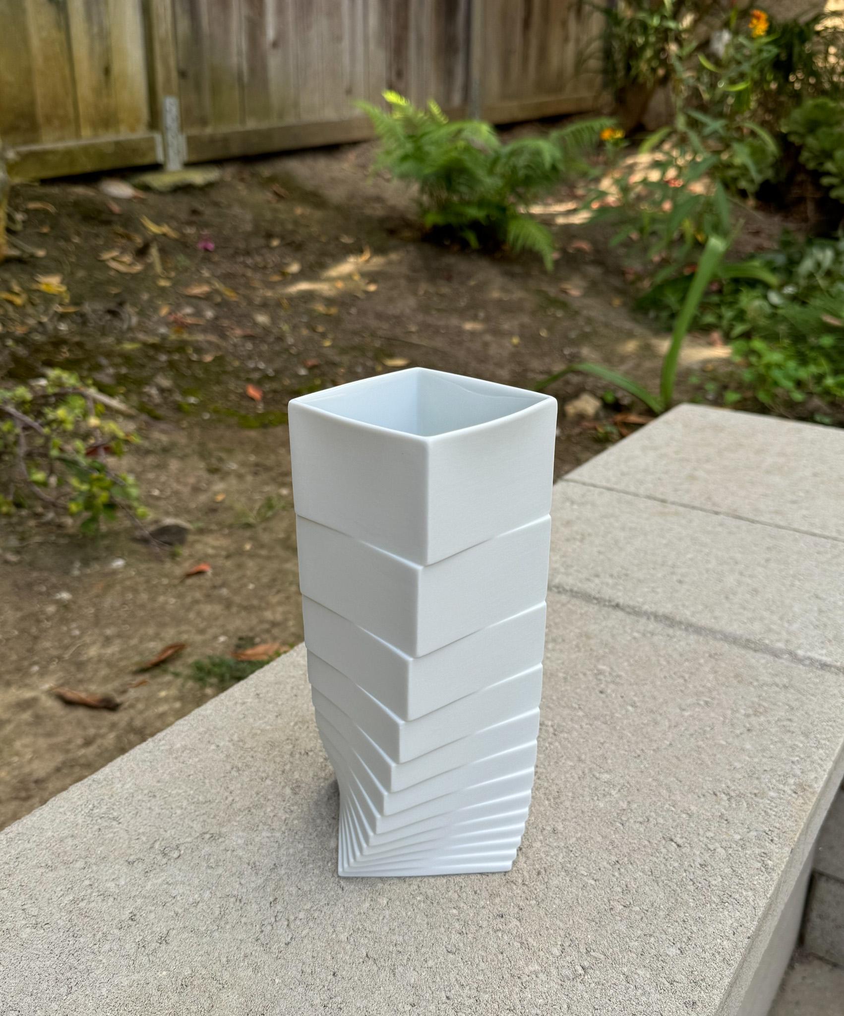 20ième siècle Vase en porcelaine blanc mat Christa Hausler-Goltz pour Rosenthal, Allemagne en vente