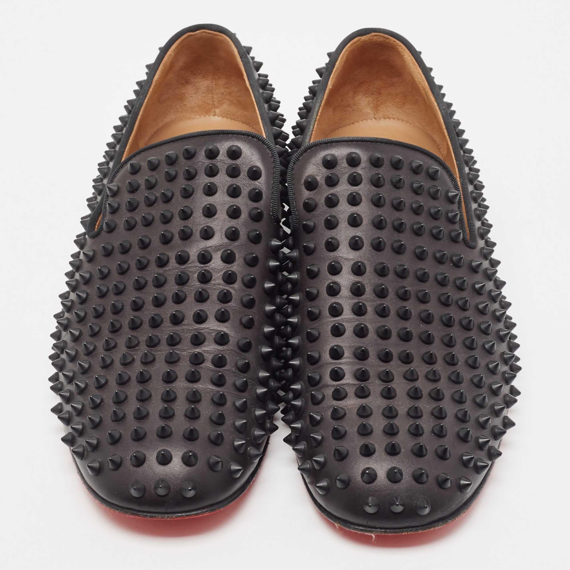 Praktisch, modisch und langlebig - diese Christain Louboutin Spike Loafers sind sorgfältig hergestellt, um Ihren täglichen Stil zu begleiten. Sie werden aus den besten MATERIALEN hergestellt und sind ein wertvoller Kauf.

Enthält: