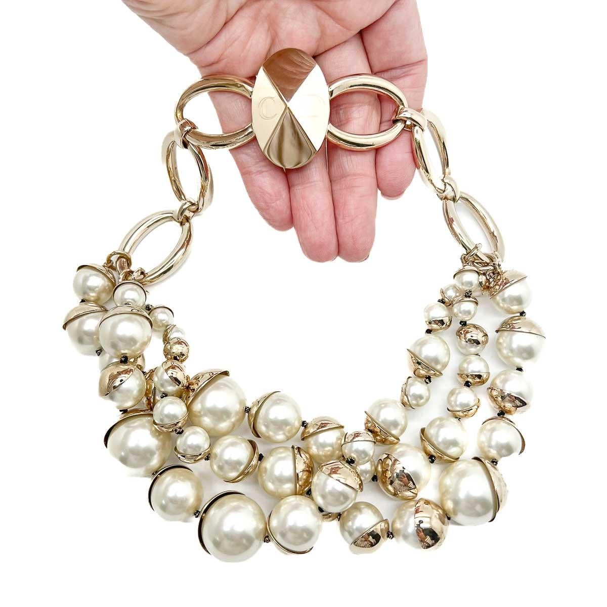 A stunning Christan Dior Mise en Dior Necklace. A spectacular icon from the House. The Mise en Dior necklace is a signature creation that reimagines the classic pearl necklace with a contemporary twist. Designed by Camille Miceli, Dior's Creative