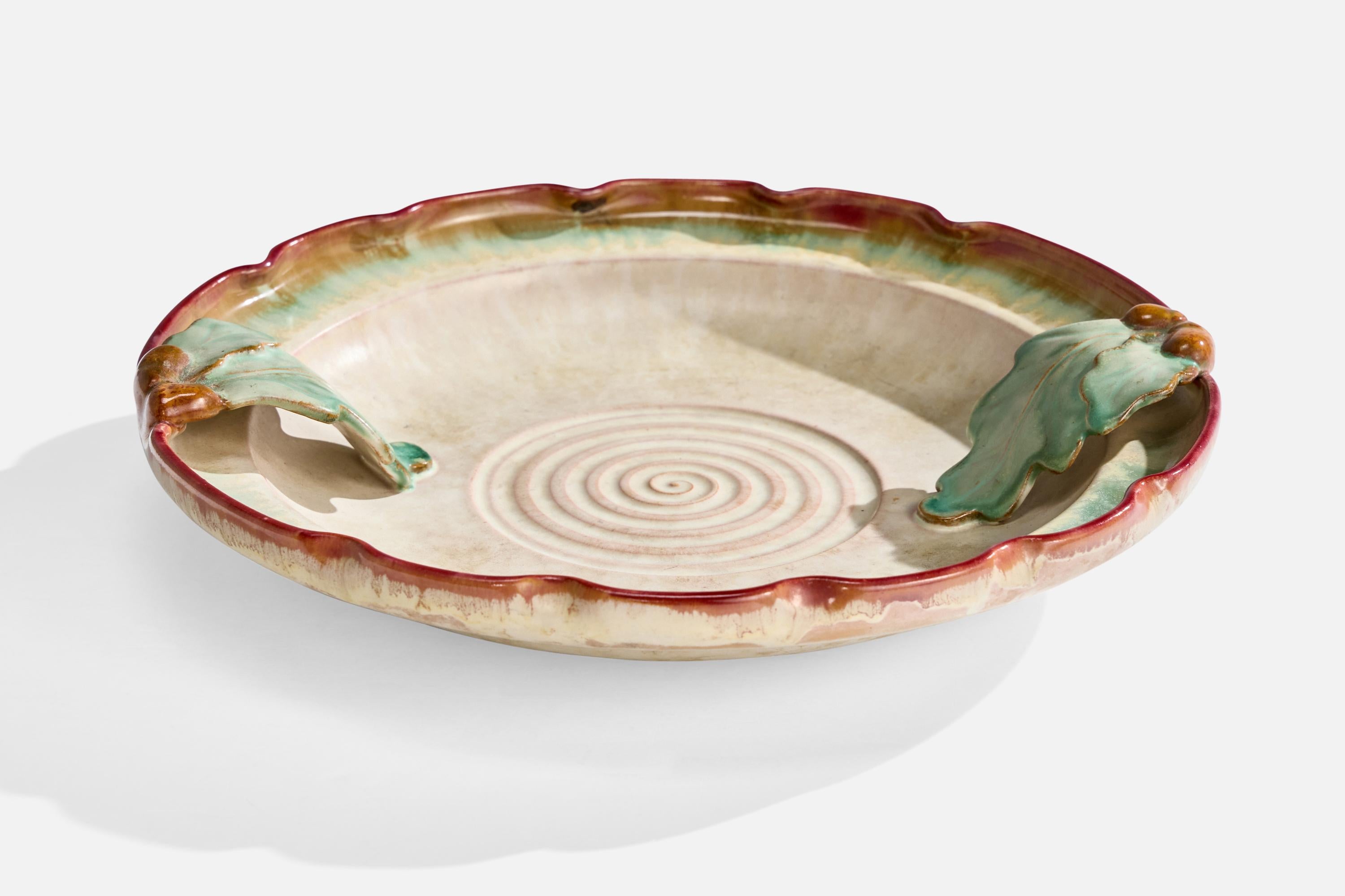 Piatto in ceramica smaltata bianca, marrone e verde disegnato da Christer Heijl e prodotto da Töreboda Keramik, Svezia, anni '30.

Usura coerente con l'età e l'uso

Dimensioni complessive (pollici): 2,25