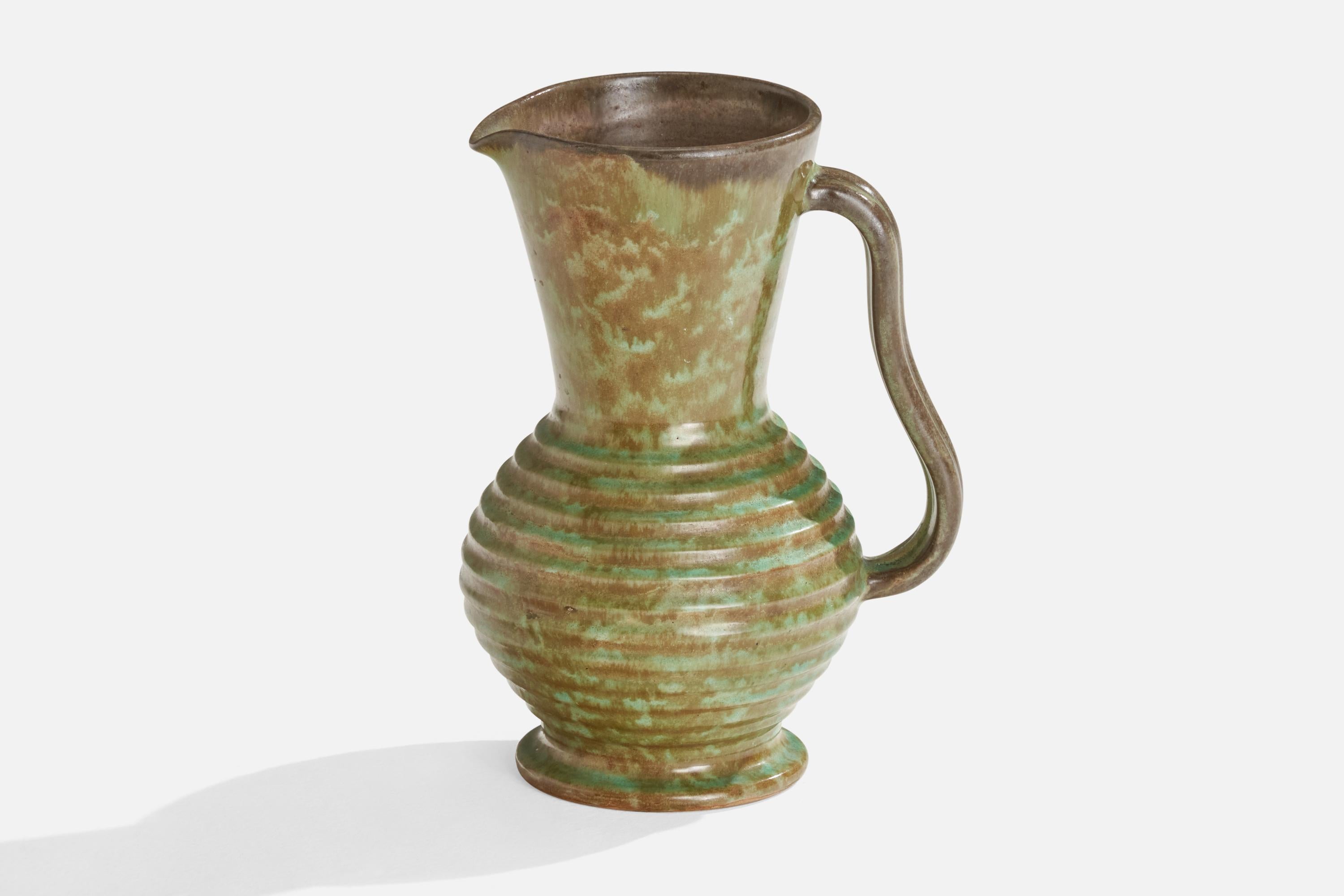 Jarra de cerámica vidriada en verde y marrón, diseñada por Christer Heijl y producida por Töreboda Keramik, Suecia, década de 1940.
