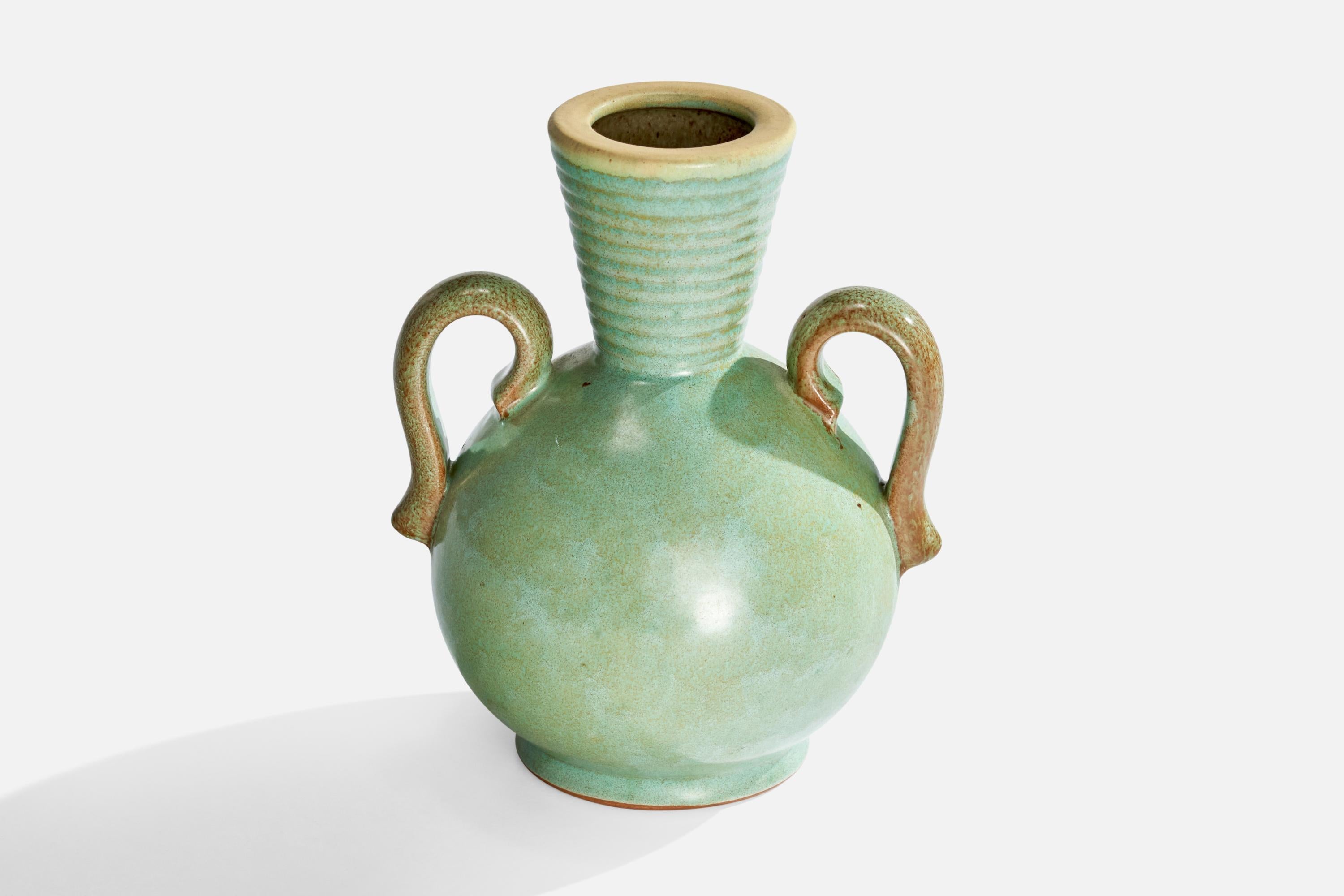 Vaso in ceramica bianco sporco e smaltato di verde disegnato da Christer Heijl e prodotto da Töreboda Keramik, Svezia, anni '30.

Dimensioni: 6,25