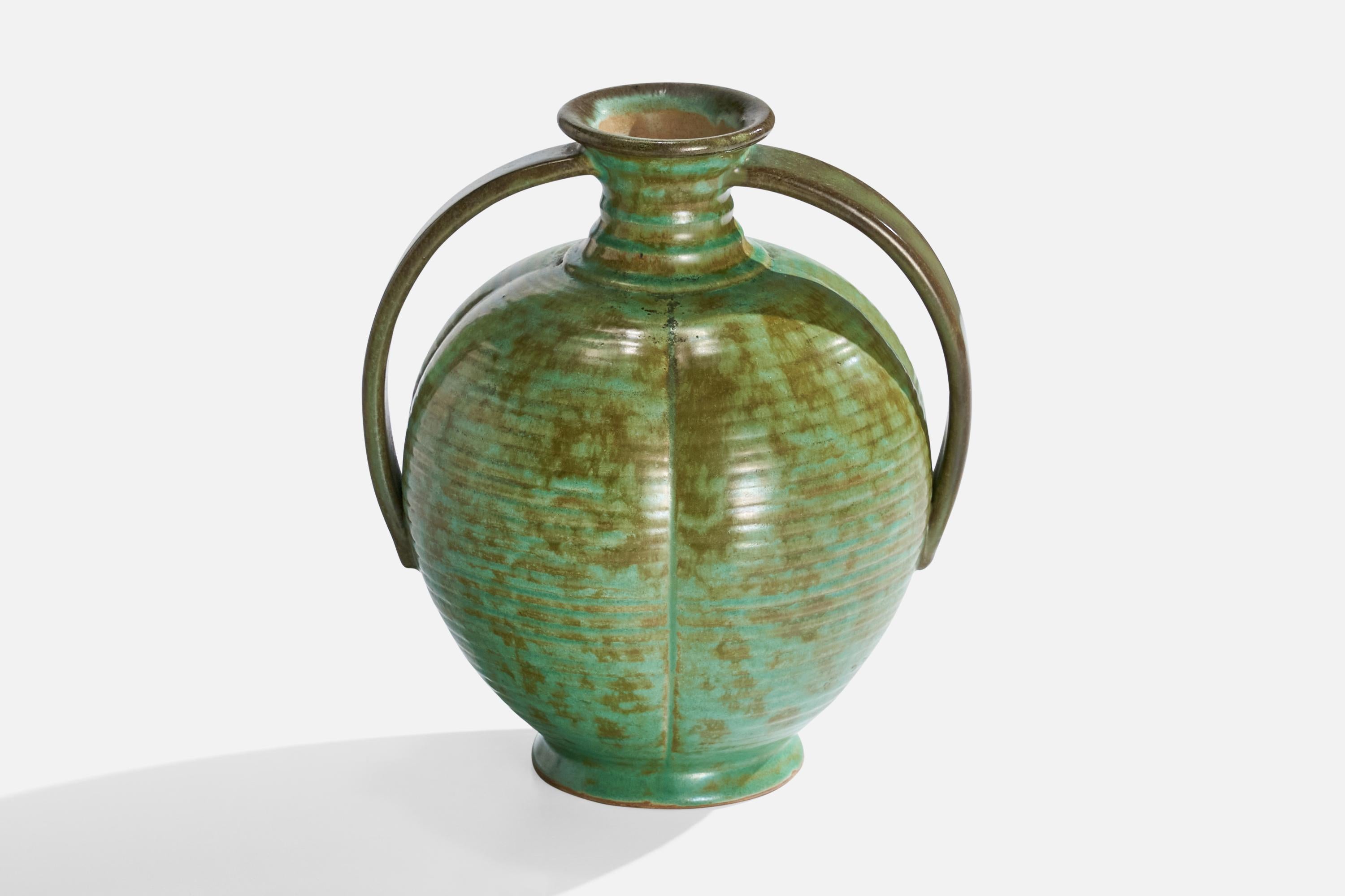 Vaso in ceramica smaltata verde disegnato da Christer Heijl e prodotto da Töreboda Keramik, Svezia, anni '30.

Dimensioni: 7,75