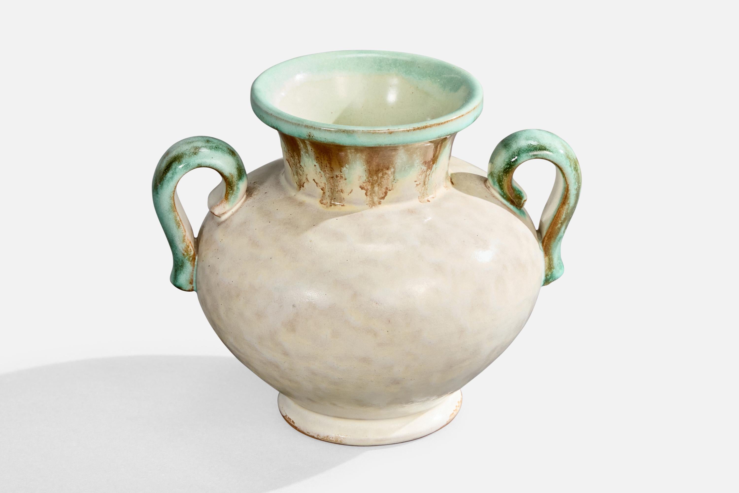 Jarrón de cerámica vidriada en blanco roto, marrón y verde, diseñado por Christer Heijl y producido por Töreboda Keramik, Suecia, años 30.

Dimensiones totales (pulgadas): 5,55