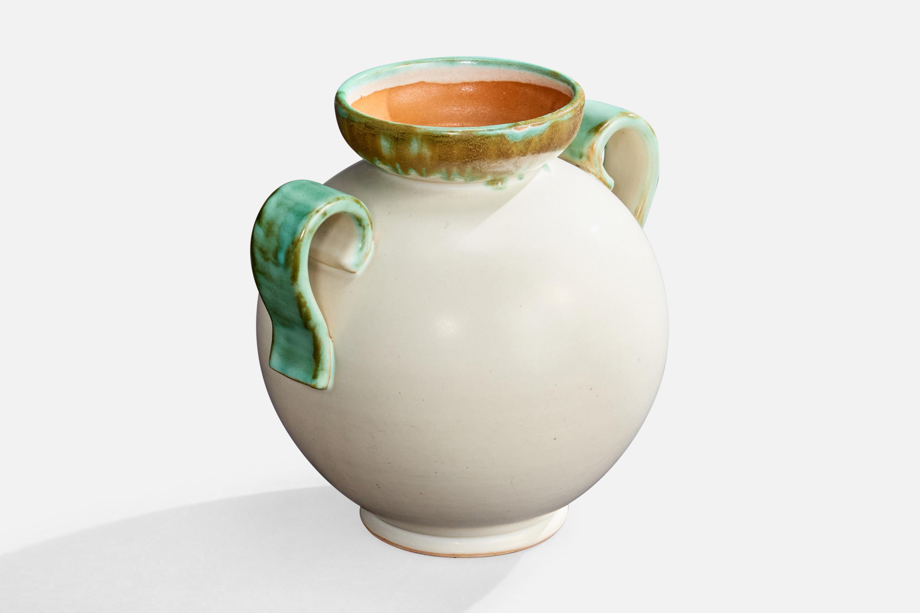 Vase à glaçure blanche, brune et verte conçu par Christer Heijl et produit par Töreboda Keramik, Suède, c.C. 1930.

Dimensions globales (pouces) : 6.375 