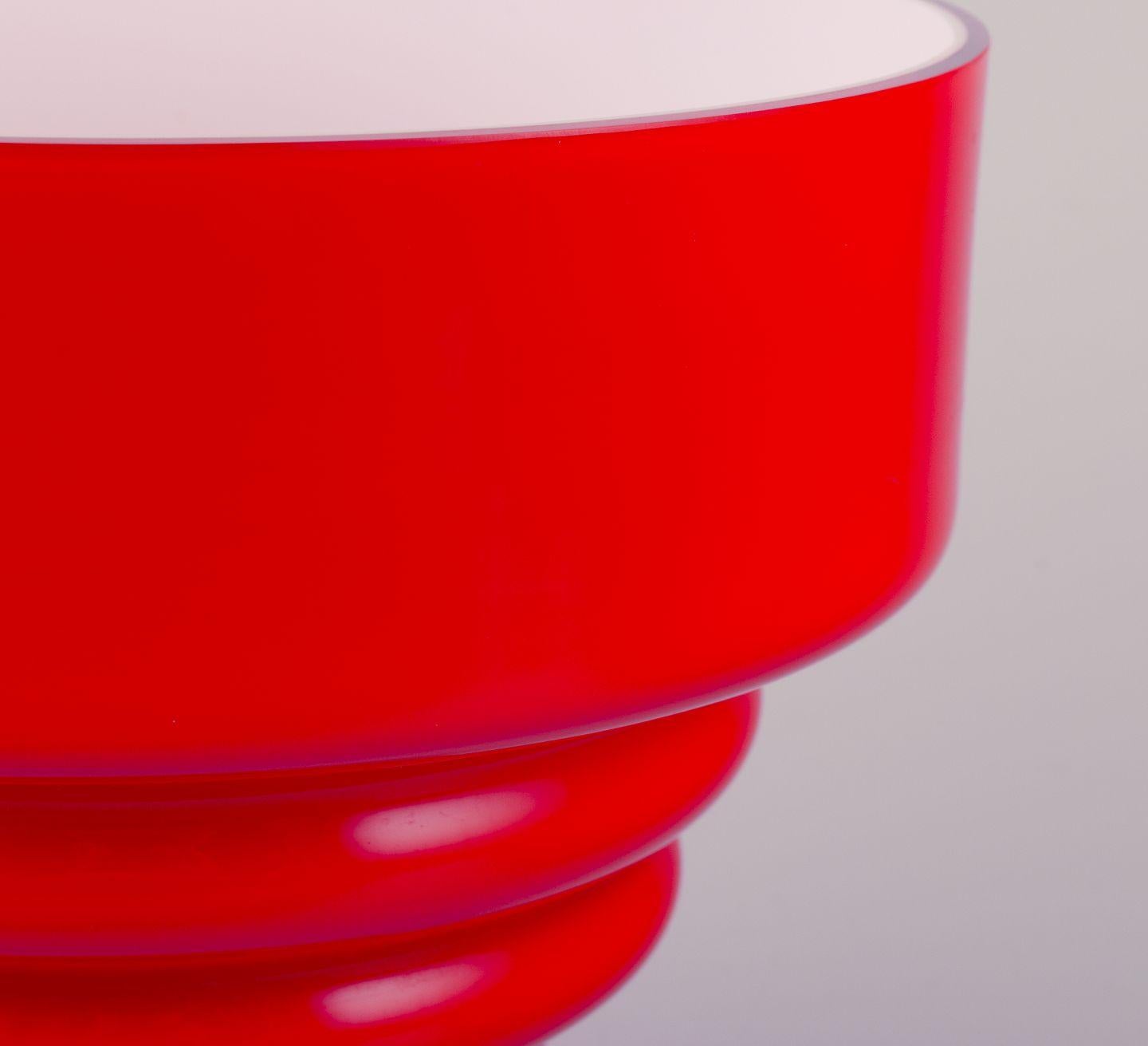Scandinavo moderno Christer Holmgren per Holmegaard. Vaso grande in vetro artistico rosso. Forma rara. in vendita