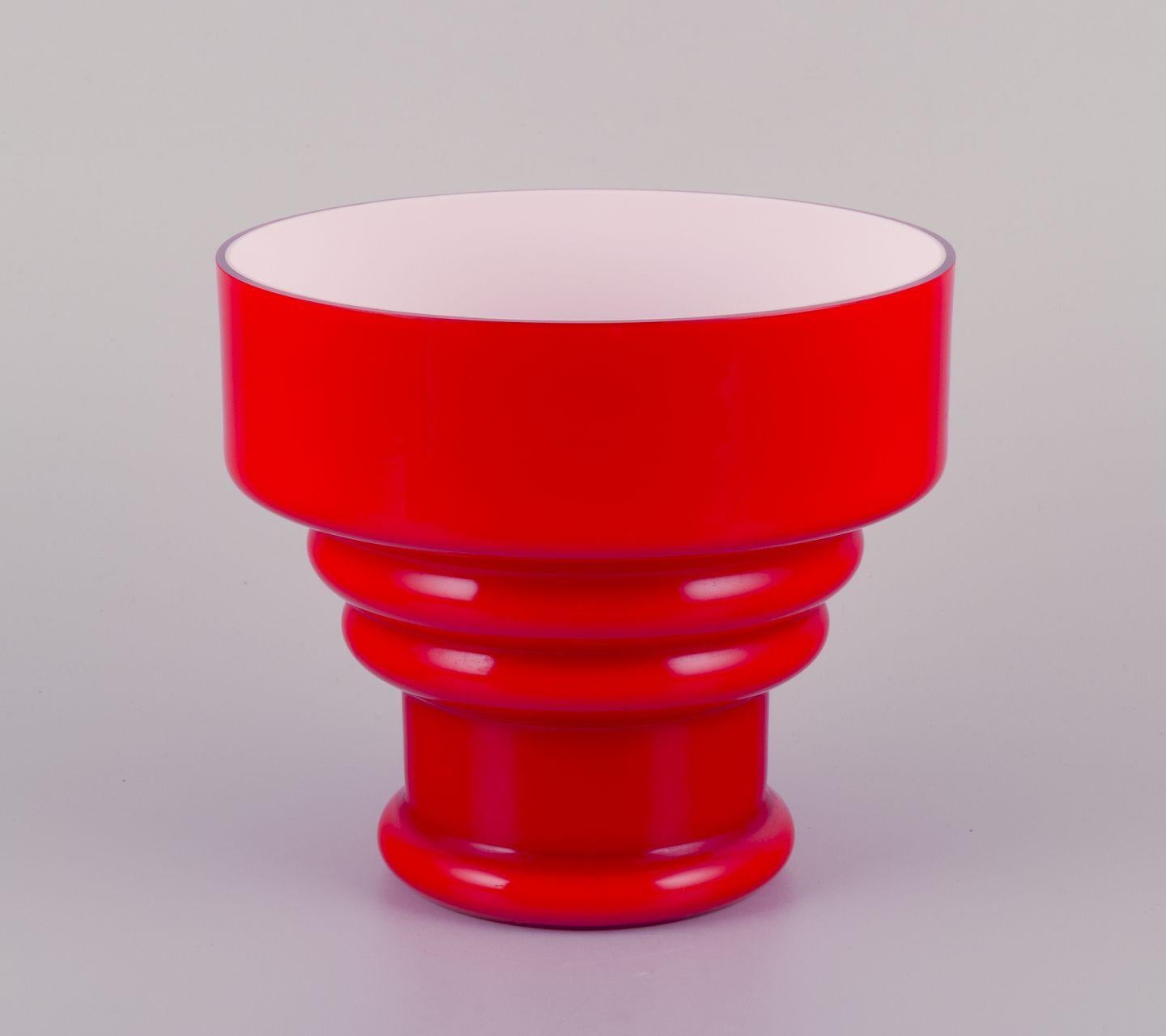Christer Holmgren per Holmegaard. Vaso grande in vetro artistico rosso. Forma rara. in vendita
