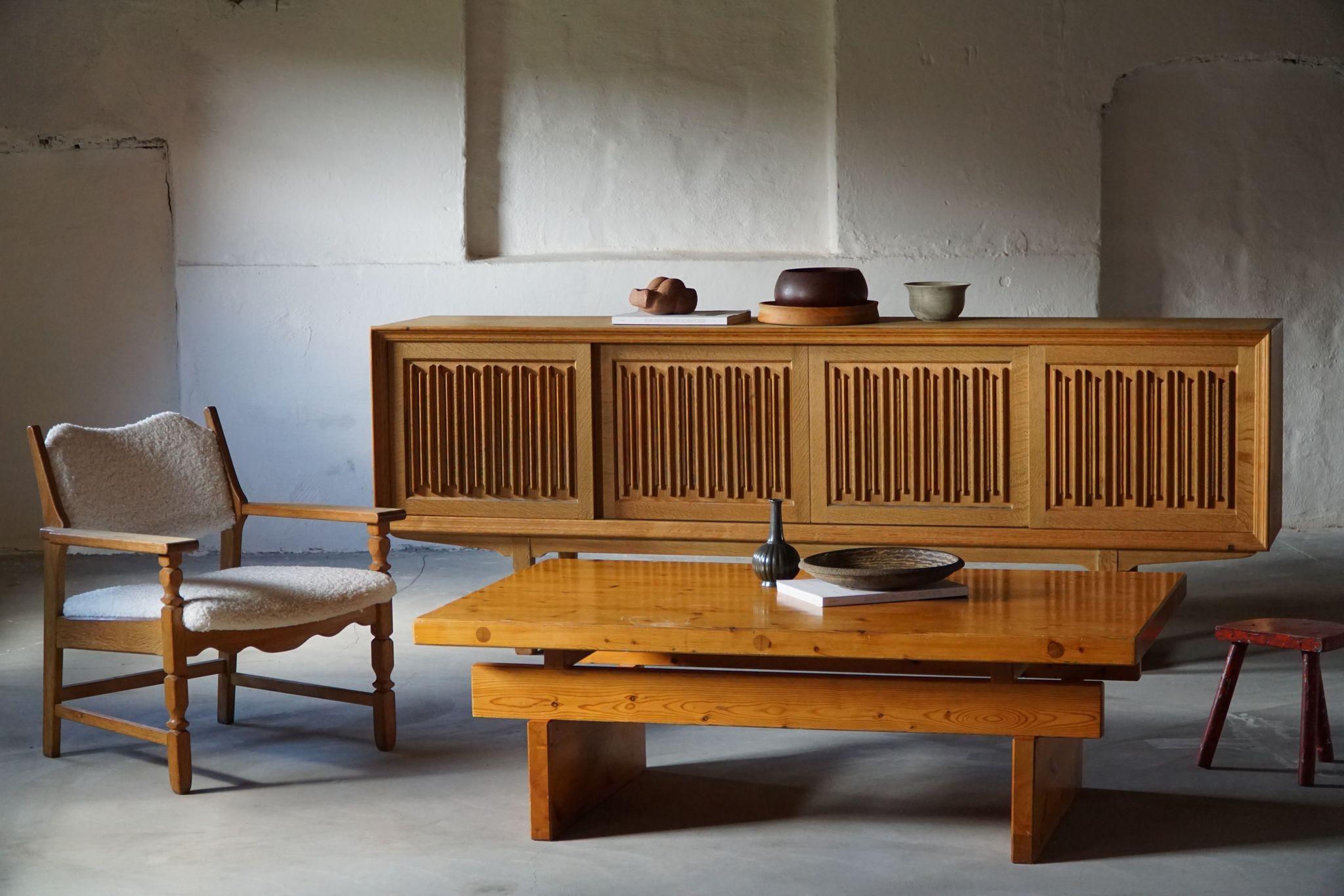 Grande table basse rectangulaire en pin massif, fabriquée par le designer suédois Christer Larsson pour Sven Larsson Möbelshop dans les années 1960. 

Fabrication artisanale de qualité, parfaitement adaptée à tout style d'intérieur. Un décor