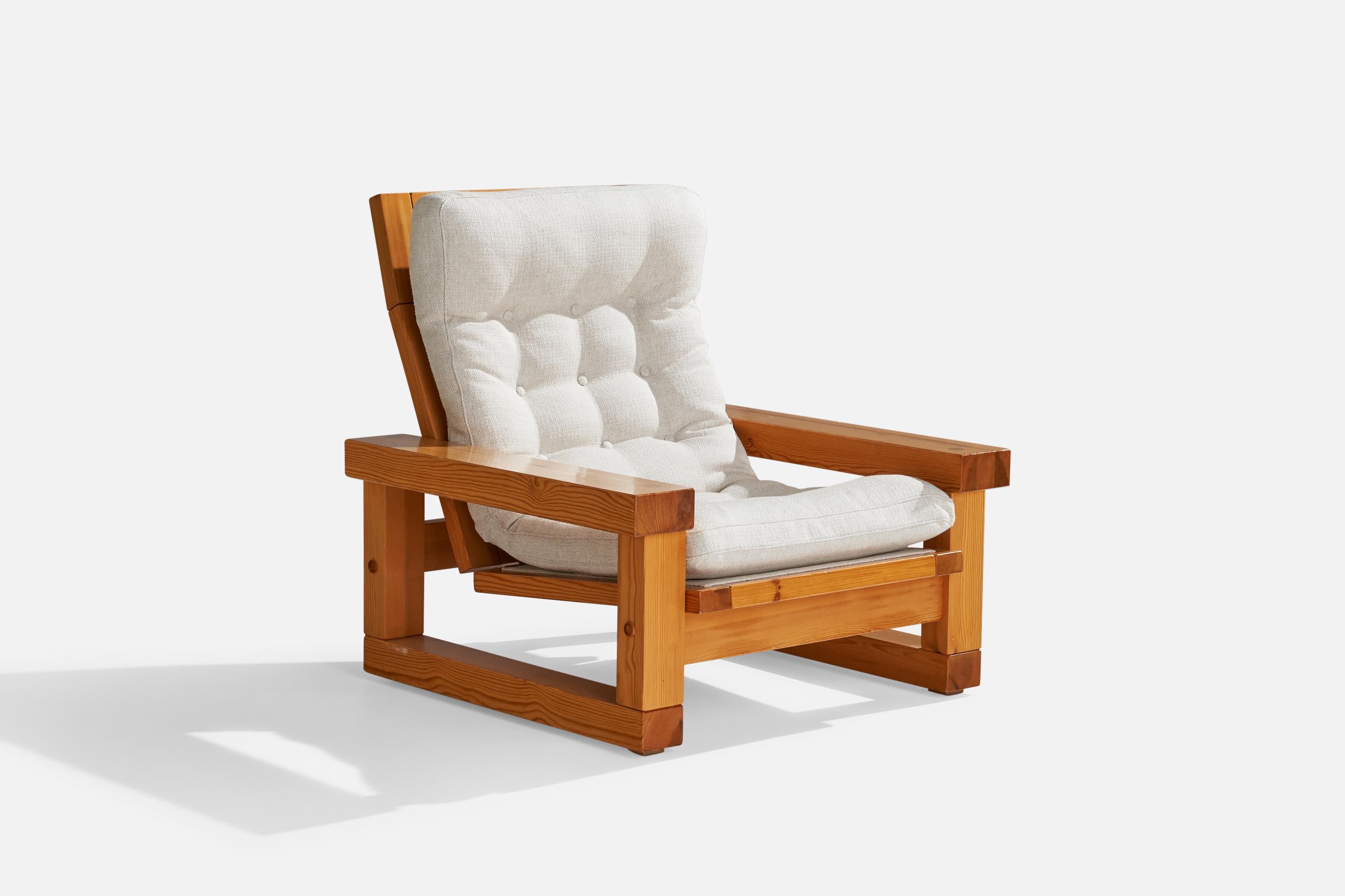 An adjustable pine and white fabric lounge chair designed by Christer Lundén and produced by Broby Nya Möbler AB, Sunne, Sweden, 1974.

Seat height 15”.