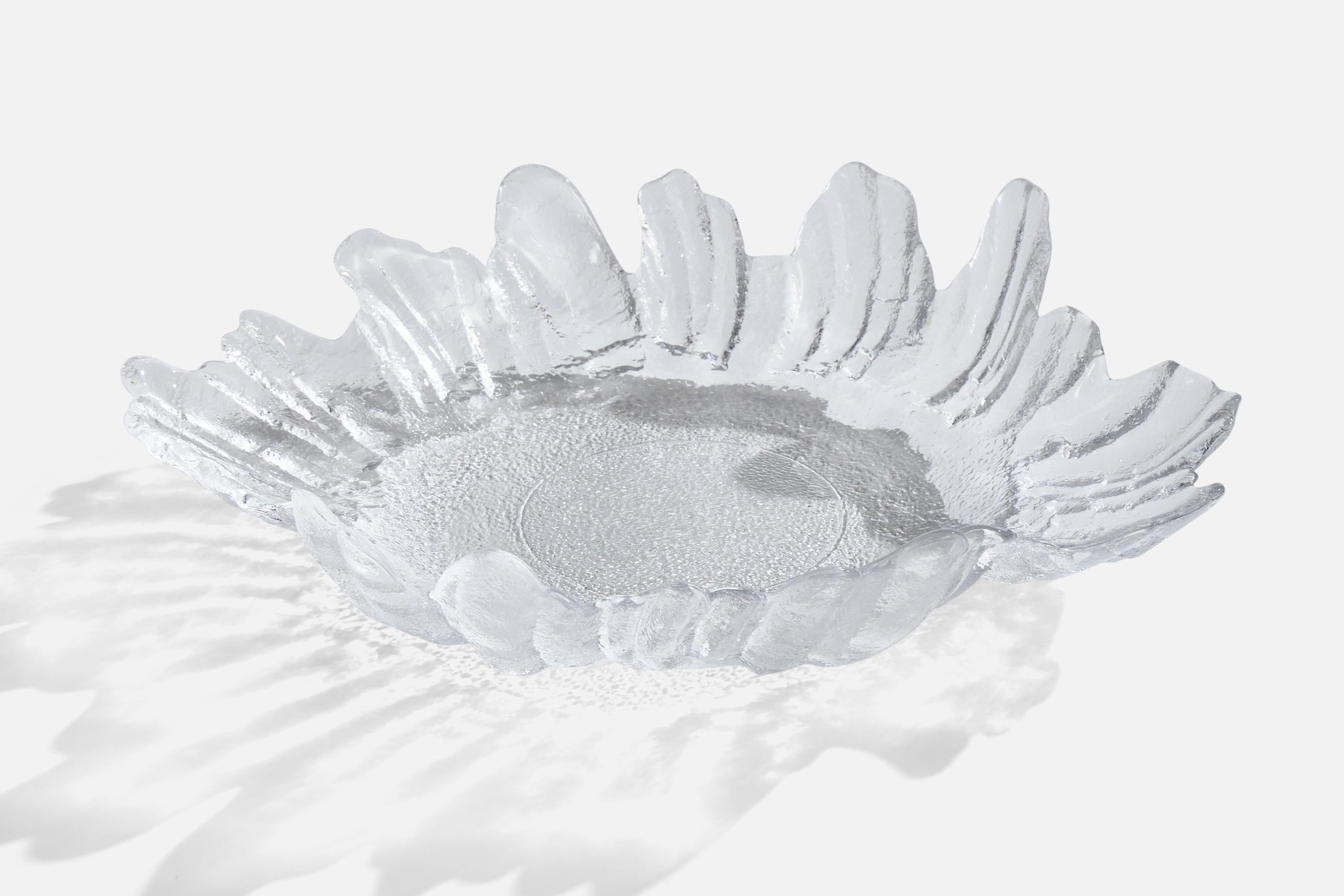 Plat en verre conçu par Christer Sjögren et produit par Lindshammar Glasbruk, Suède, c.C. 1970.

Dimensions globales (pouces) : 2.8 