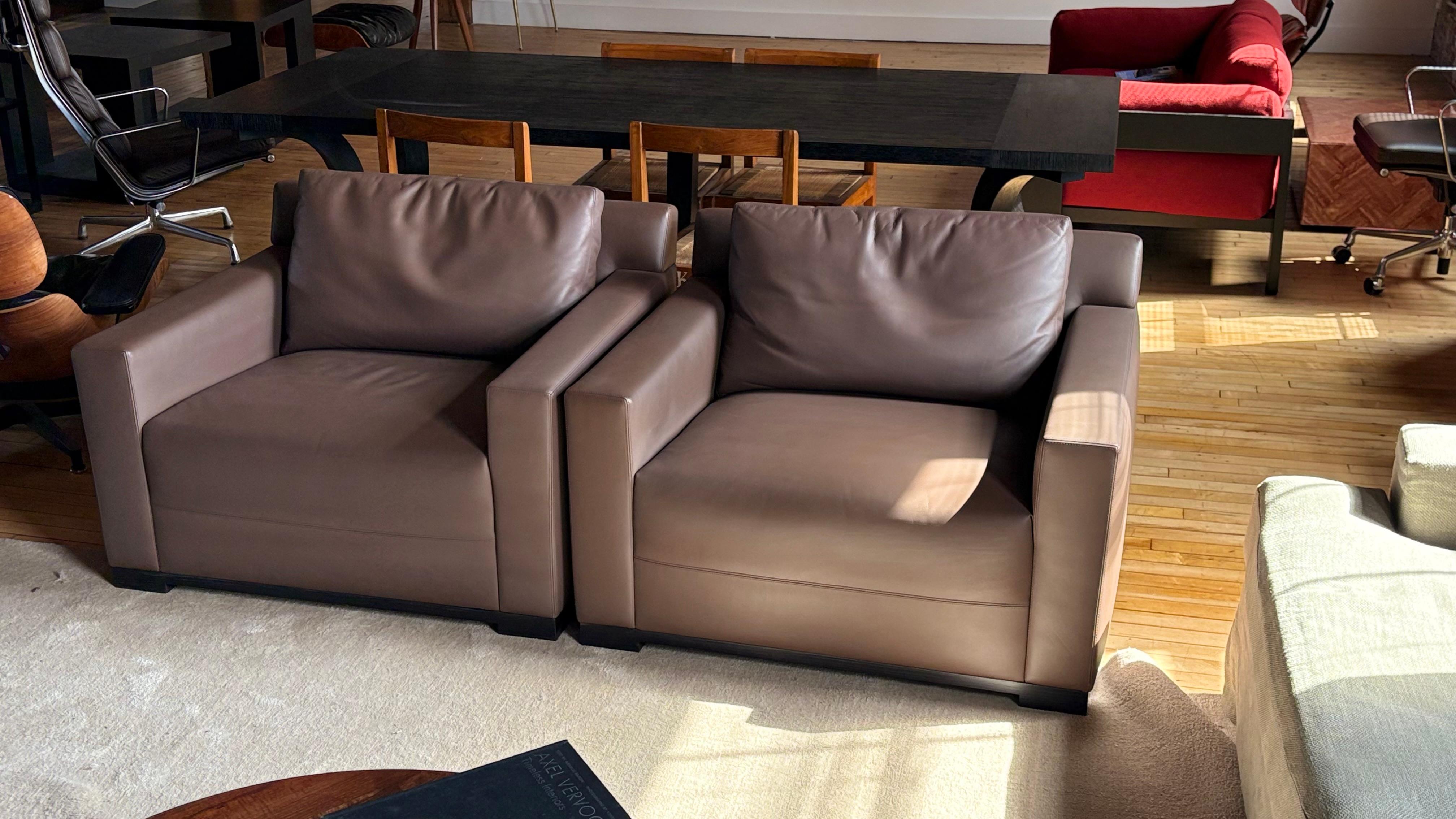 Fauteuils club en cuir marron 