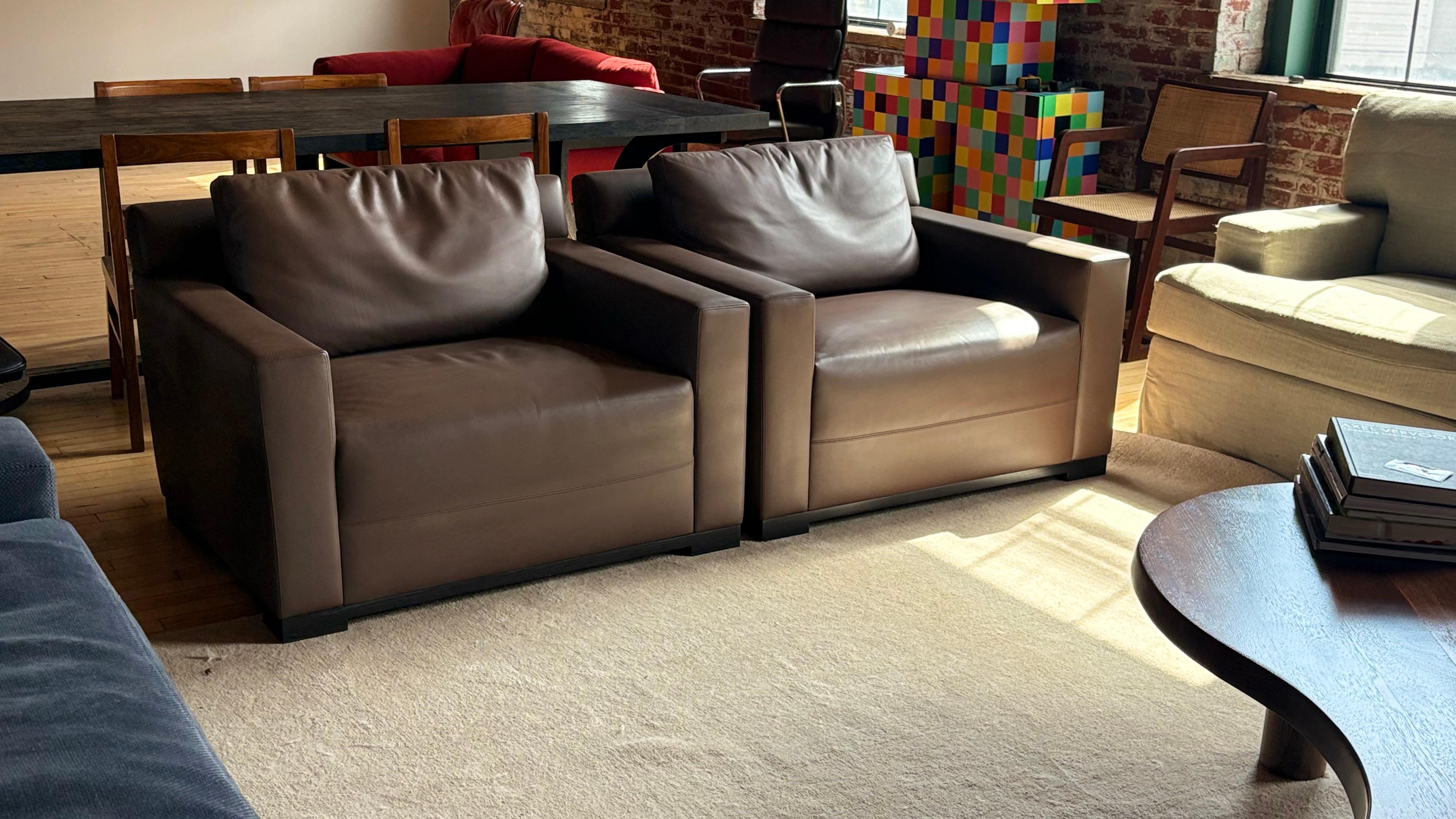 Fauteuils club en cuir marron 