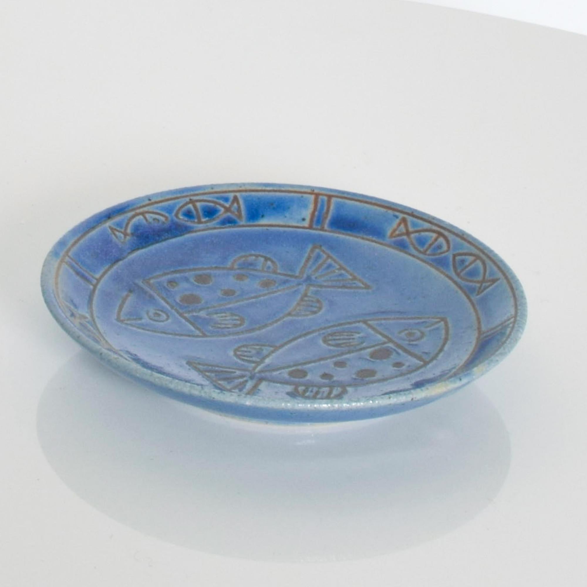 Vintage religious art Christian faith fish symbol Pisces decorative dish display etched ceramic plate in cobalt blue
Mesures : 5,25