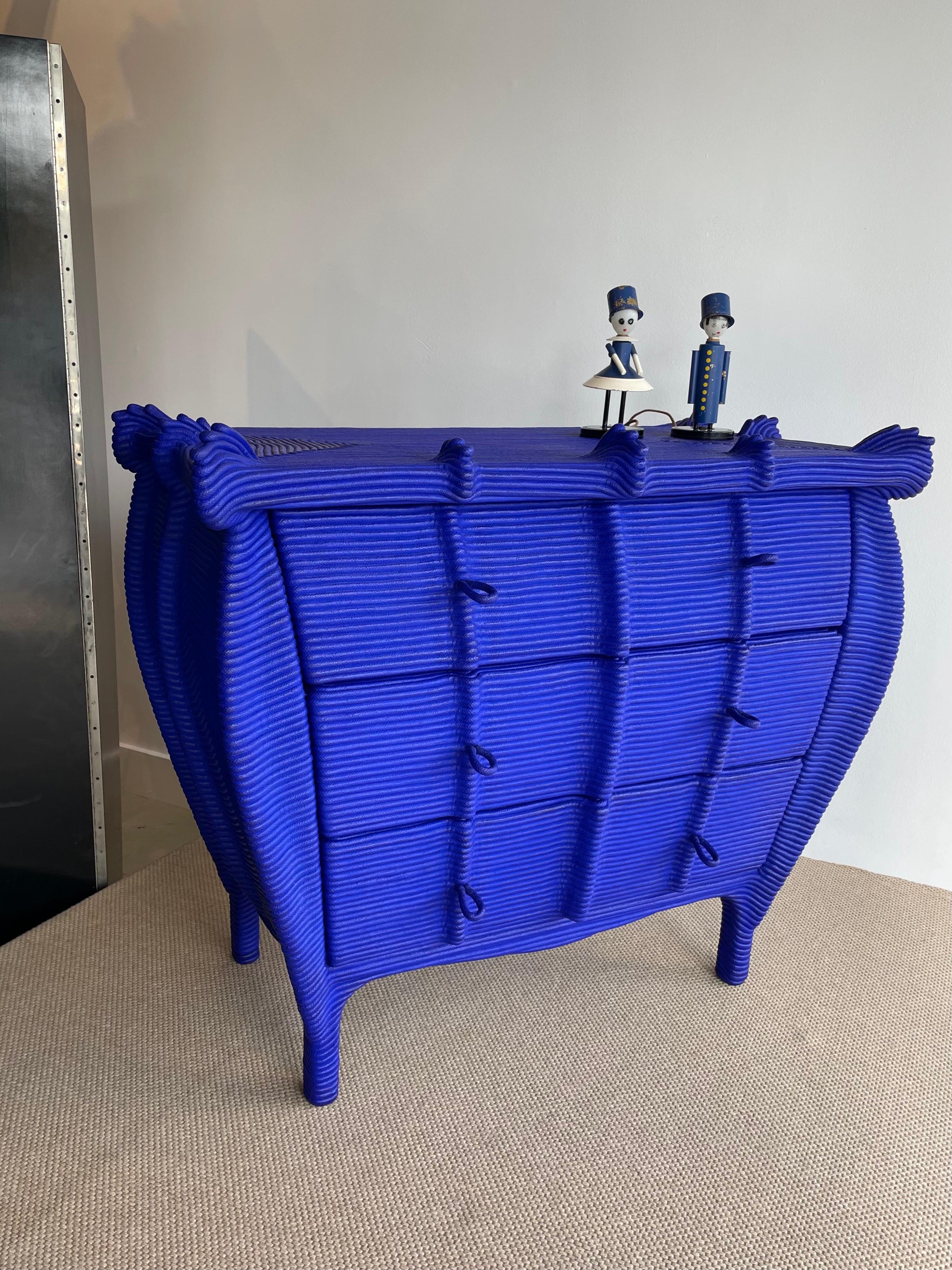 Armoire Yves Klein enrobée de corde bleu vif avec 3 tiroirs et des poignées en corde. Tout est d'origine et en excellent état. C'est une beauté !

Artiste visuel né (1946) et vivant à Paris, son travail se concentre sur une utilisation détournée