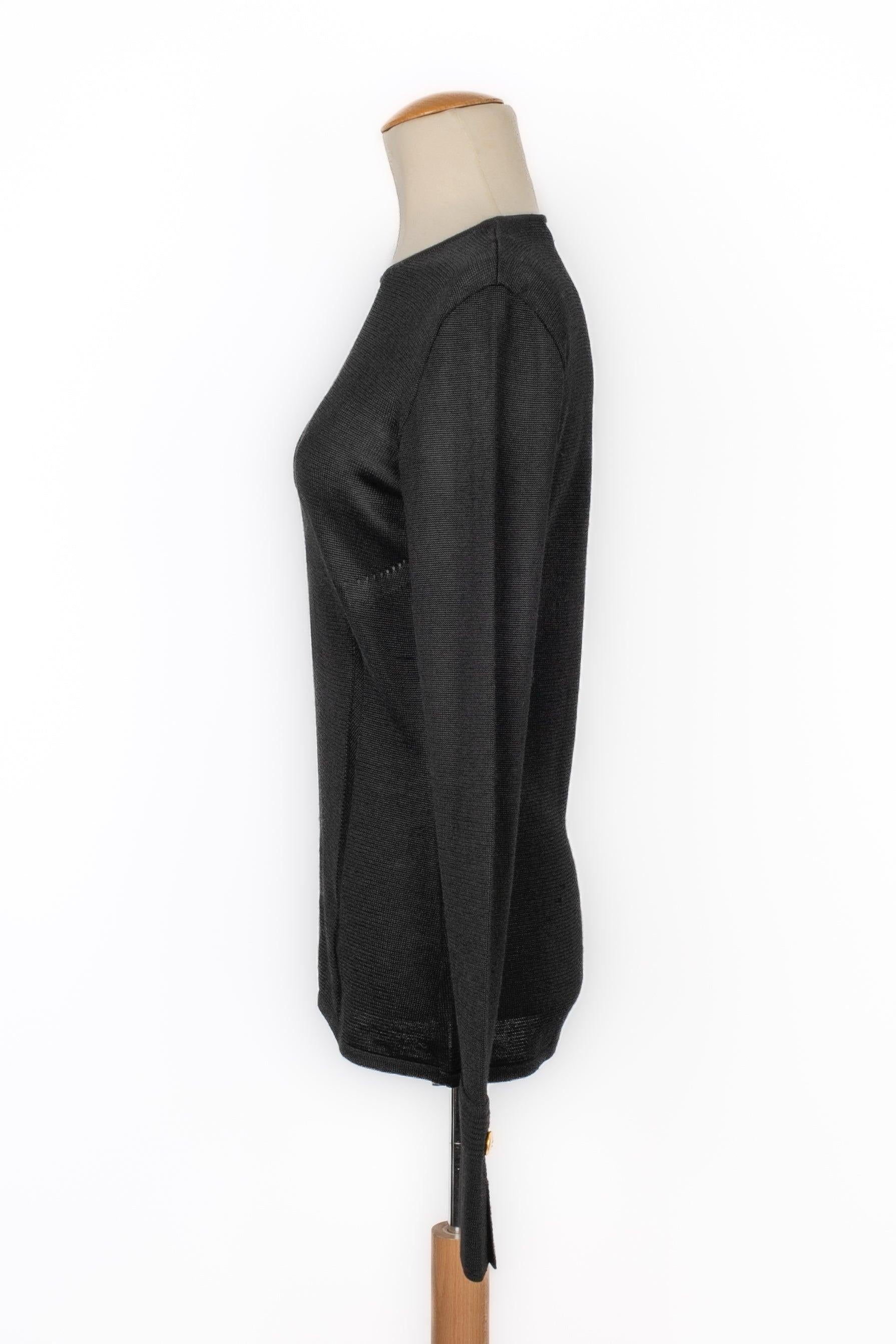 Dior - Black mesh long-sleeved top with golden metal buttons. No size indicated, it fits a 36FR/38FR.

Additional information:
Condition: Good condition
Dimensions: Shoulder width: 39 cm - Chest: 45 cm - Sleeve length: 70 cm - Length: 66 cm

Seller