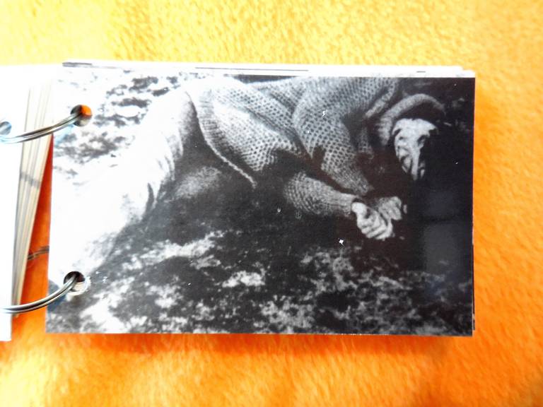 Christian Boltanski, El Caso, Parkett, Zurich. 1989 en la colección del MOMA Museum of Modern Art NYC
Folleto en miniatura con 17 fotografías,
2 x 3 1/8” (5 x 8 x 0,6 cm)
encuadernado con anillas, tapas de plexiglás y título impreso
Ed. 80/XX,