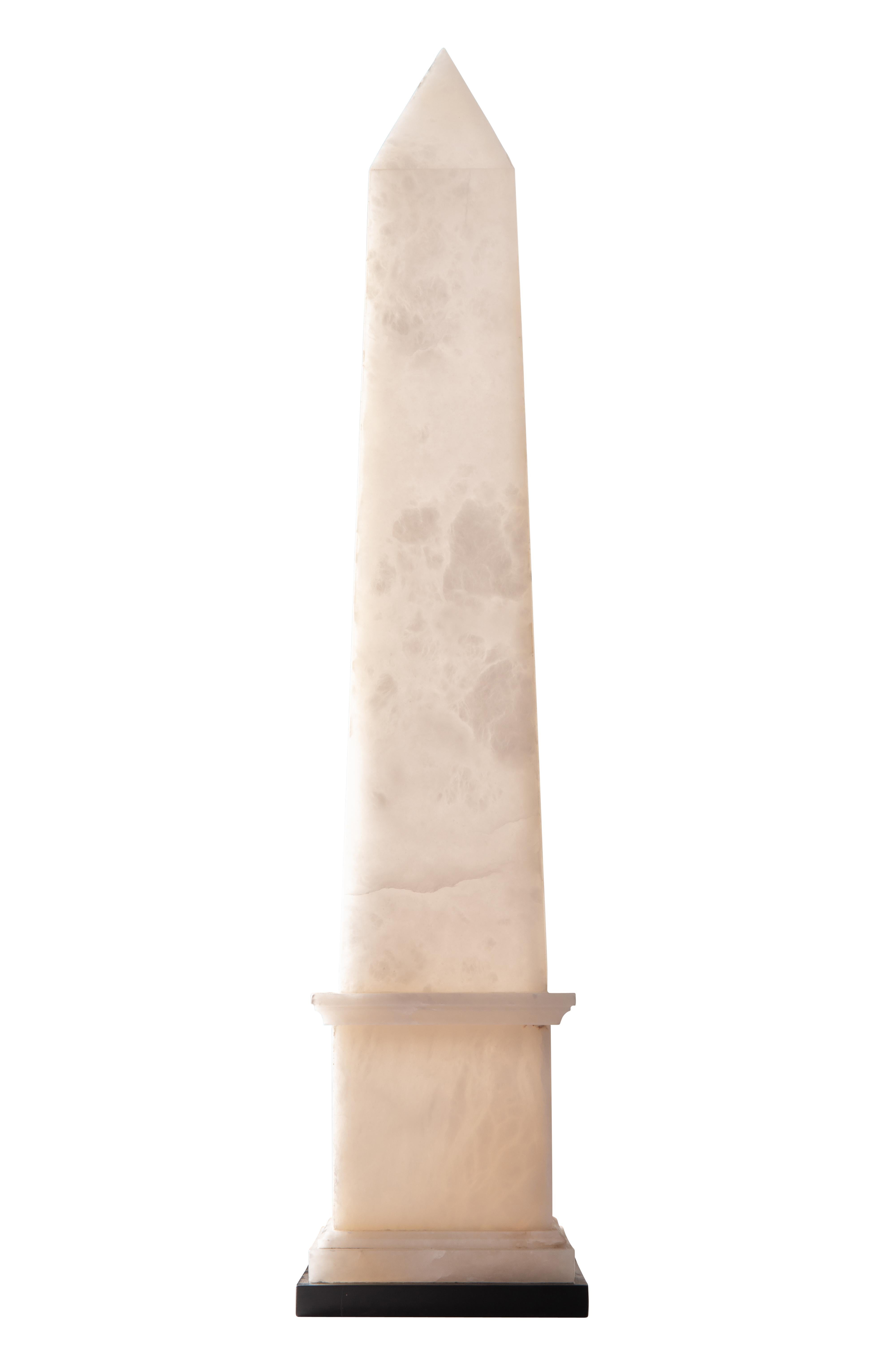 Zeitgenössische Obelisken-Lampe aus weißem Alabaster, entworfen und hergestellt von Christian Caudron, Meilleur Ouvrier de France 2015*, in seiner Pariser Werkstatt.

Der Obelisk ist aus Alabaster, einem durchscheinenden und geäderten, matten Stein,
