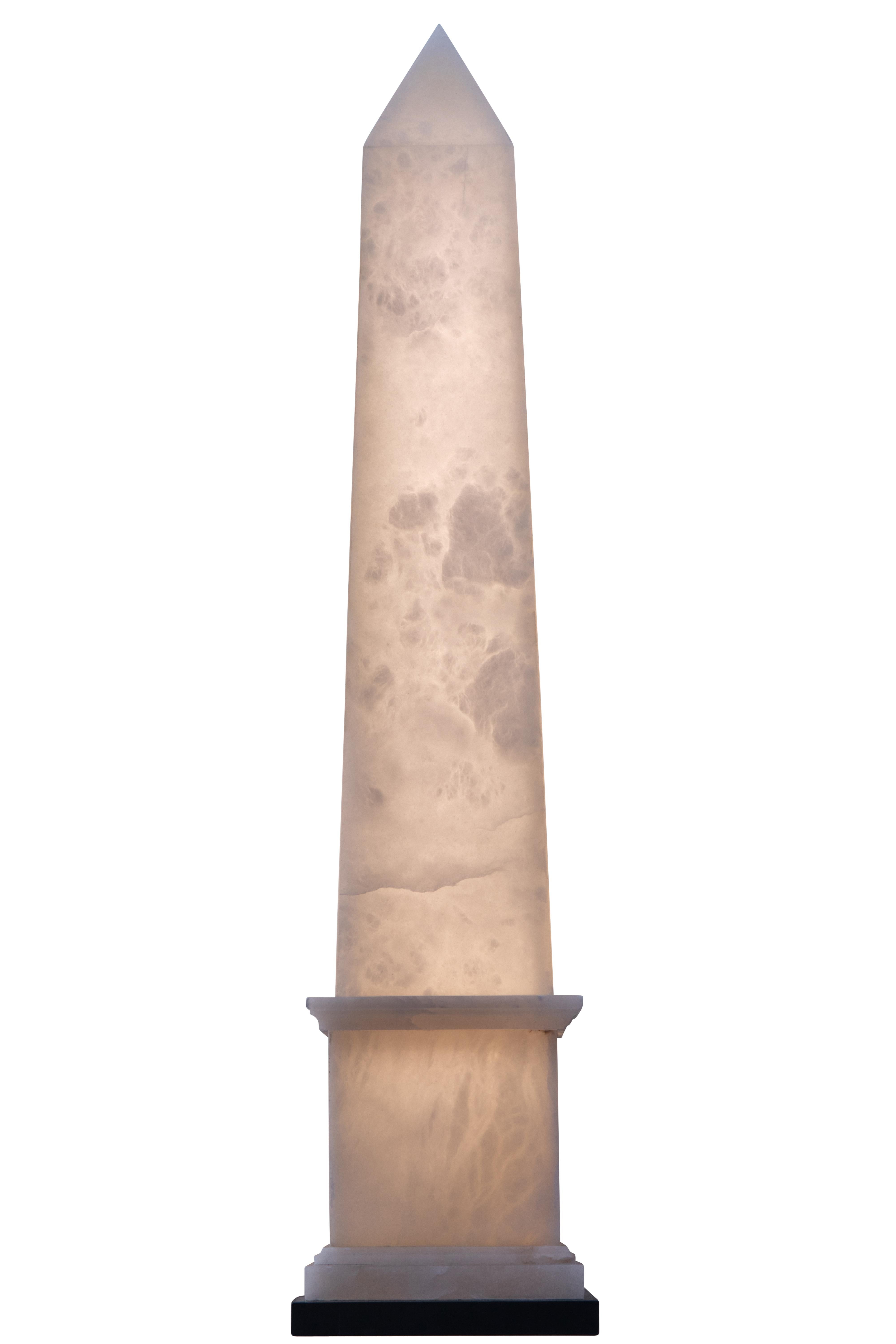 Christian Caudron, zeitgenössische Obeliskenlampe, weißes Alabaster, Marmorsockel (Moderne) im Angebot