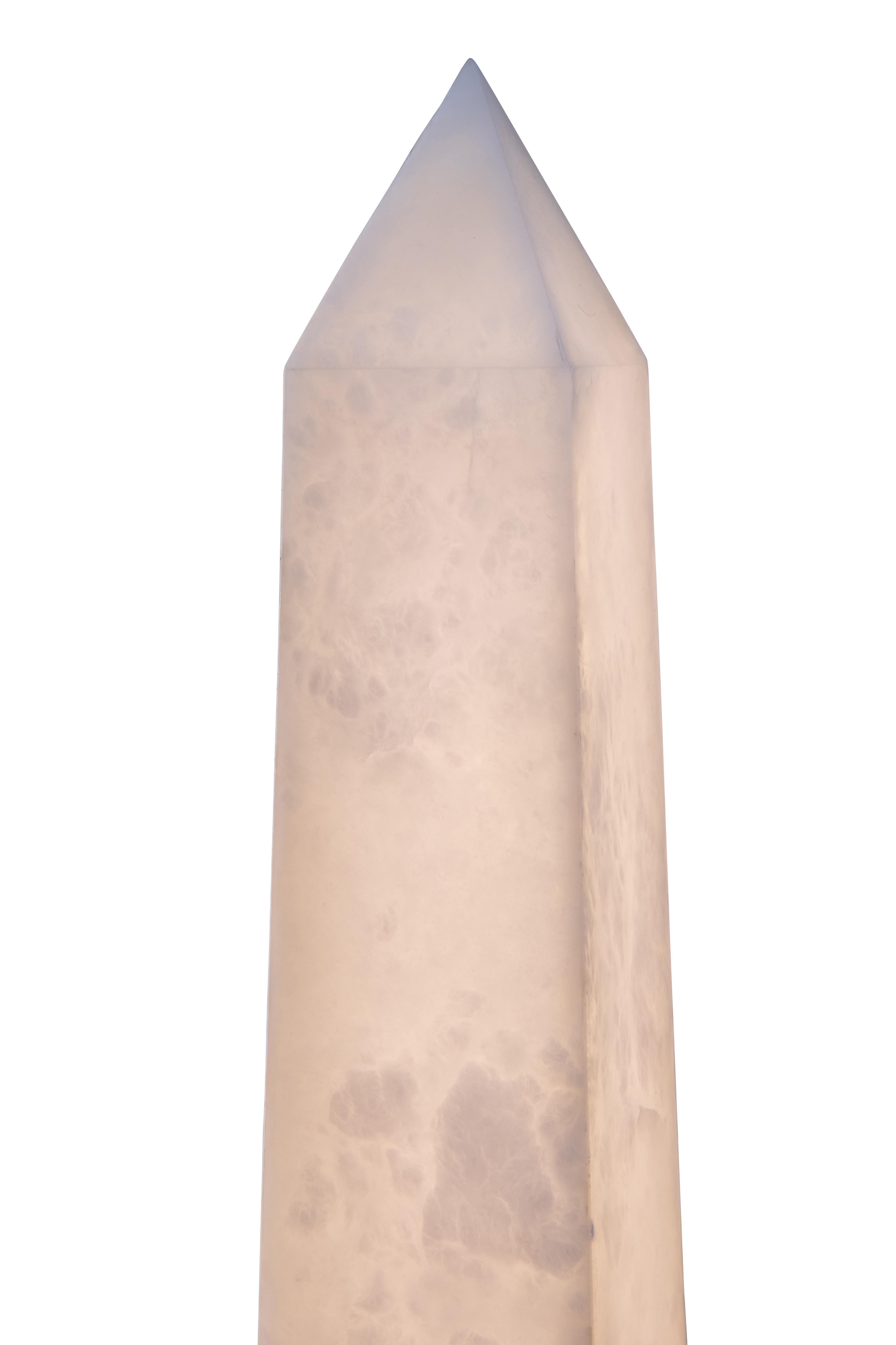 Christian Caudron, zeitgenössische Obeliskenlampe, weißes Alabaster, Marmorsockel (Französisch) im Angebot