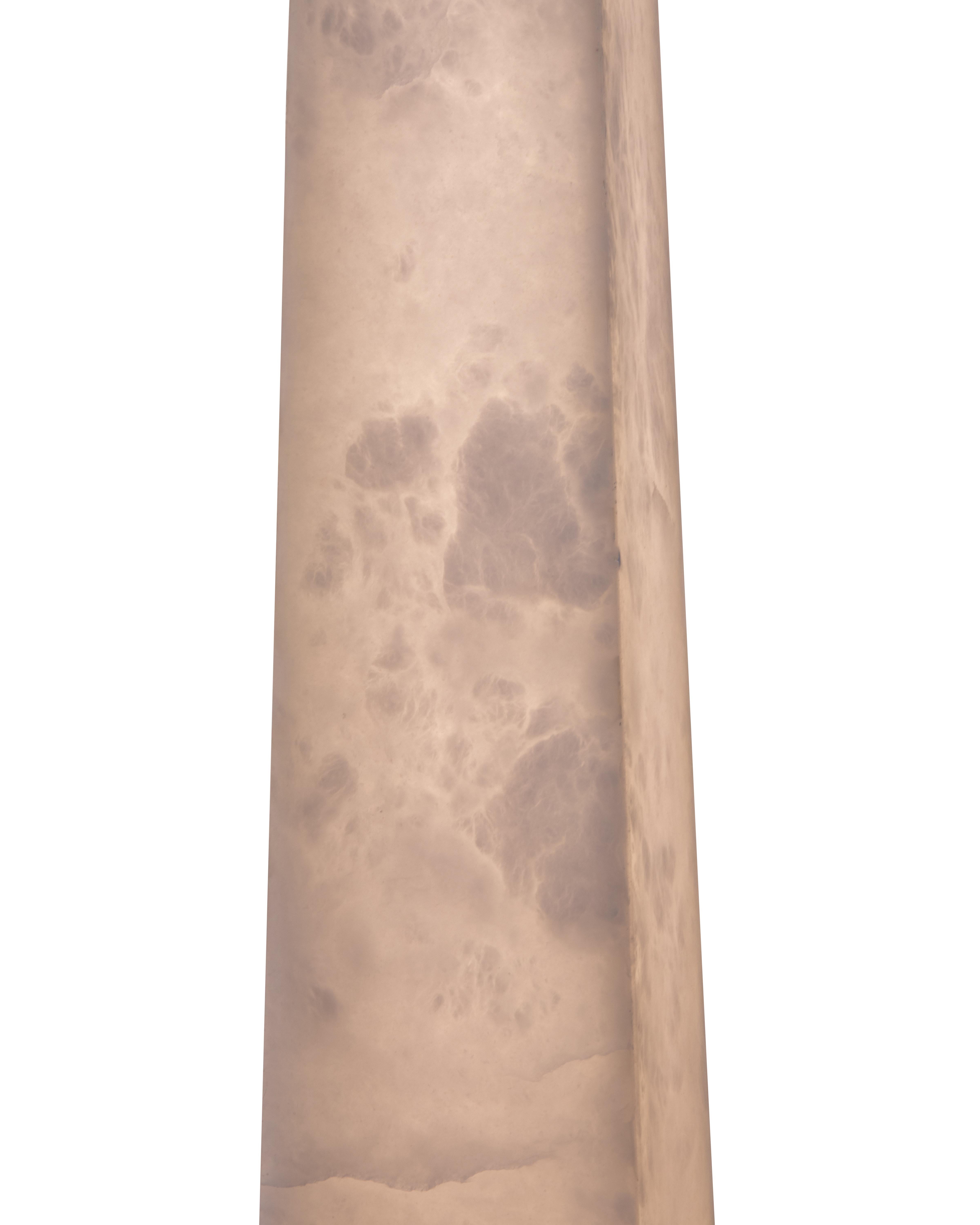 Christian Caudron, zeitgenössische Obeliskenlampe, weißes Alabaster, Marmorsockel im Zustand „Hervorragend“ im Angebot in SAINT-OUEN-SUR-SEINE, FR