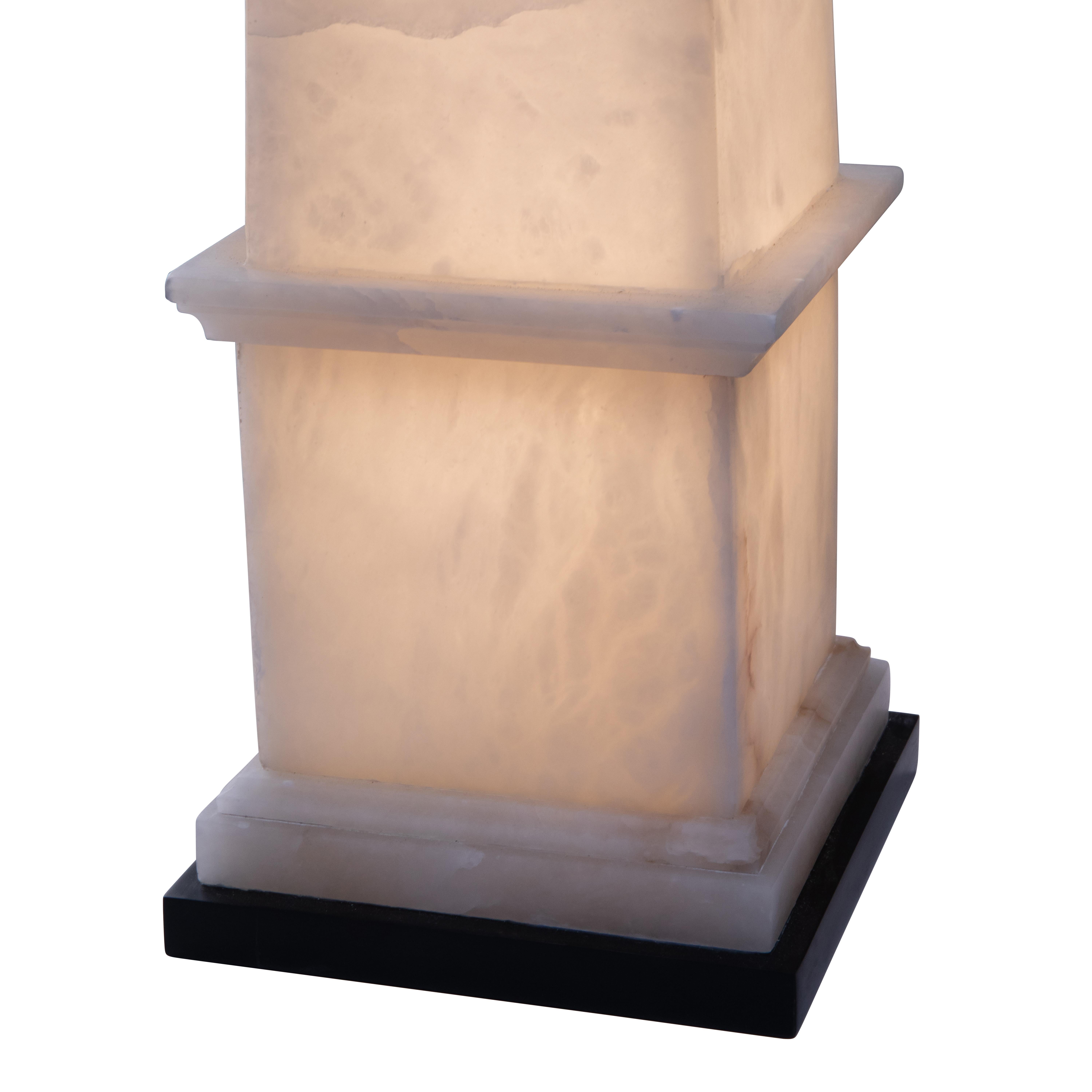 Christian Caudron, zeitgenössische Obeliskenlampe, weißes Alabaster, Marmorsockel (21. Jahrhundert und zeitgenössisch) im Angebot