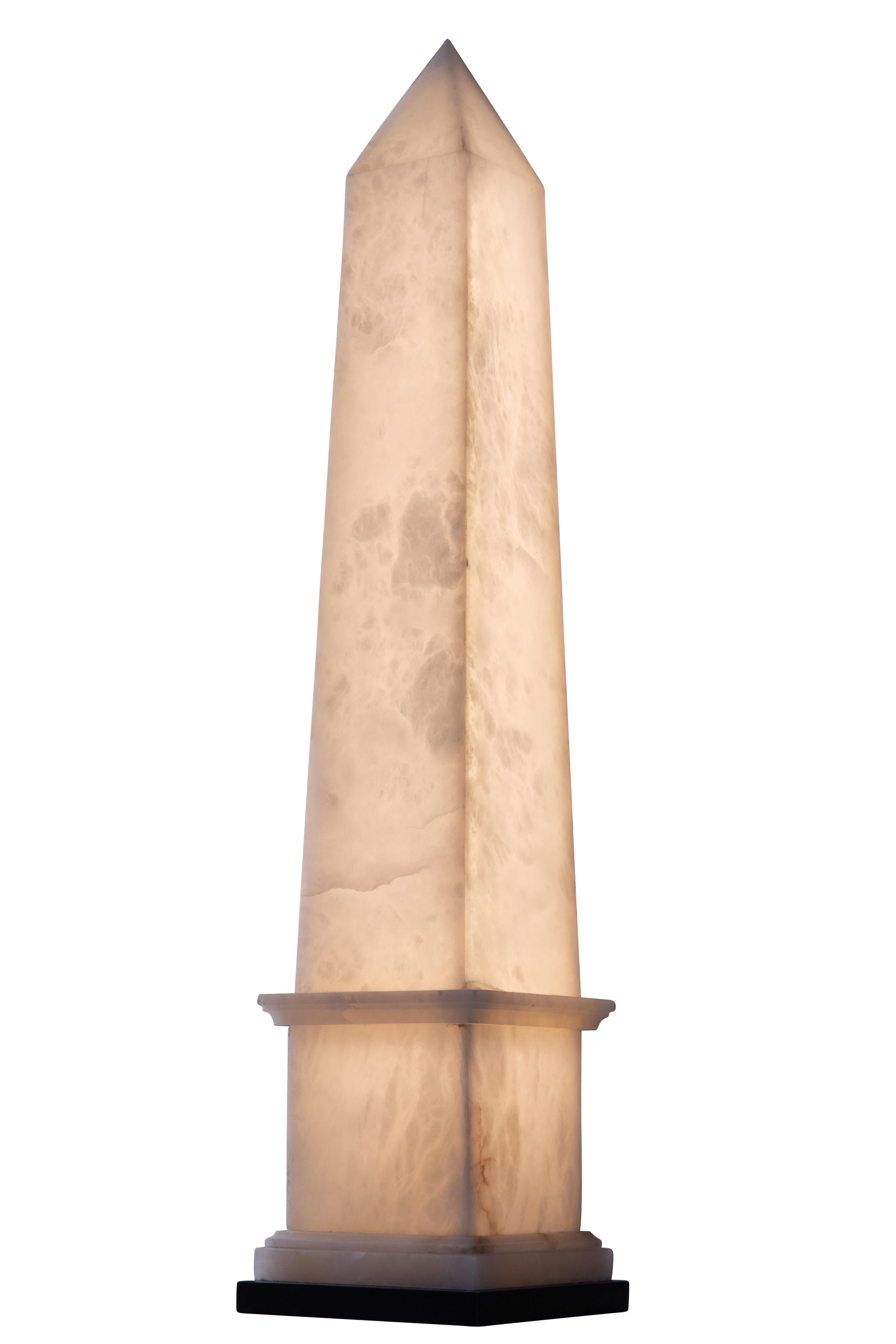 Christian Caudron, zeitgenössische Obeliskenlampe, weißes Alabaster, Marmorsockel im Angebot 1