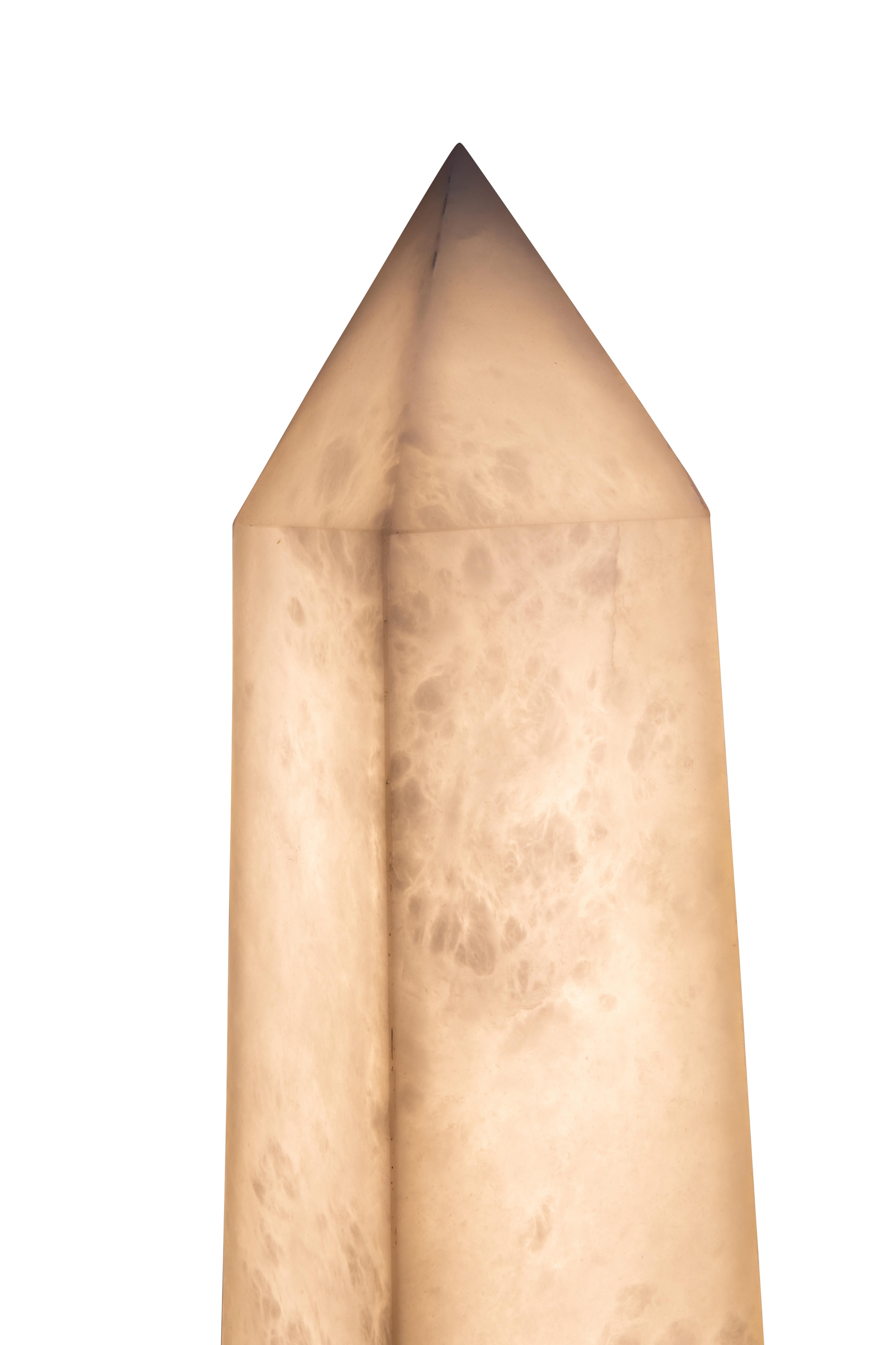 Christian Caudron, zeitgenössische Obeliskenlampe, weißes Alabaster, Marmorsockel im Angebot 2