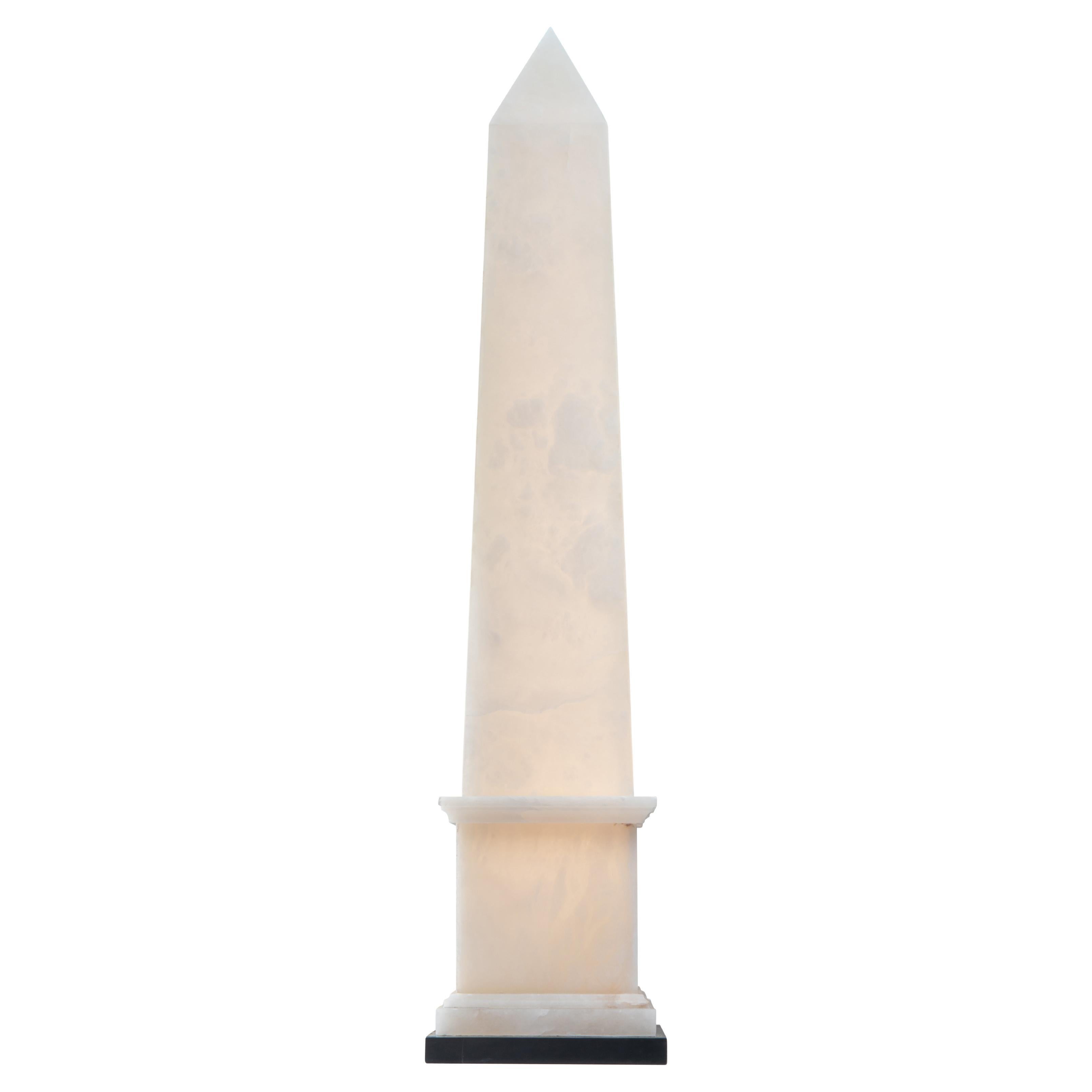 Christian Caudron, zeitgenössische Obeliskenlampe, weißes Alabaster, Marmorsockel