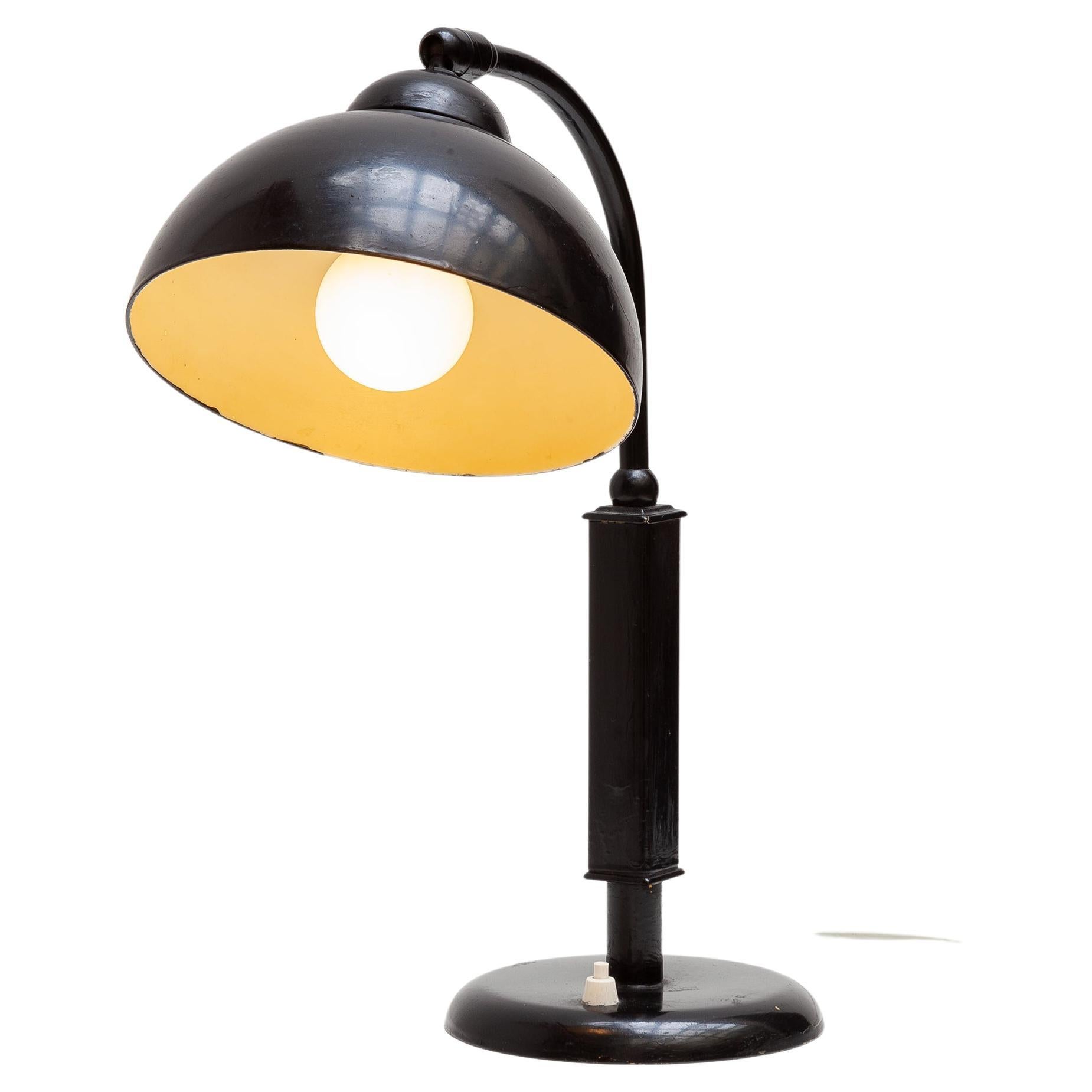 Christian Dell desk lamp by Kaiser 1930s design, Germany. Bauhaus desk lamp in enameled black metal and bakelite shade. Adjustable swan neck. Lit by 1 bulb.