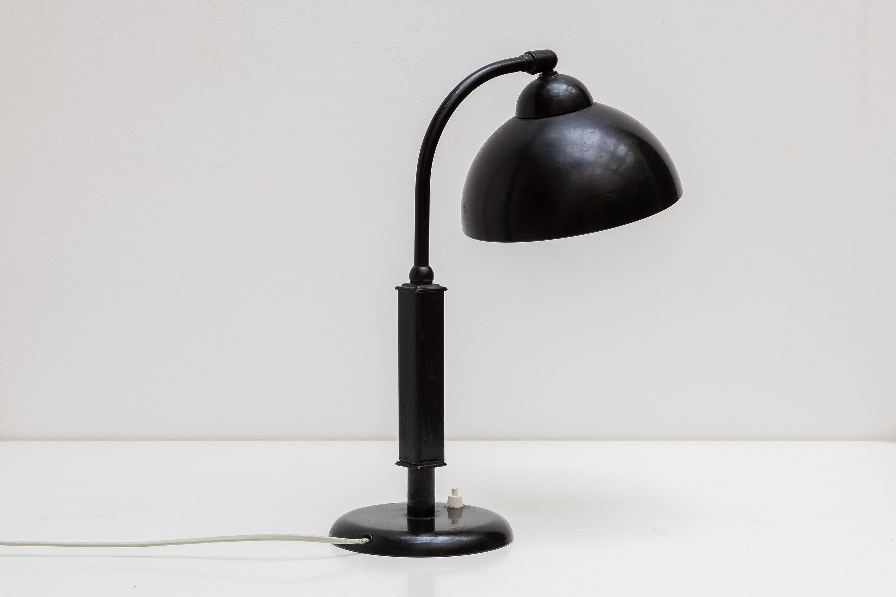 Verstellbare schwarze Bauhaus-Schreibtischlampe von Christian Dell, 1933 Kaiser im Zustand „Gut“ im Angebot in Antwerp, BE