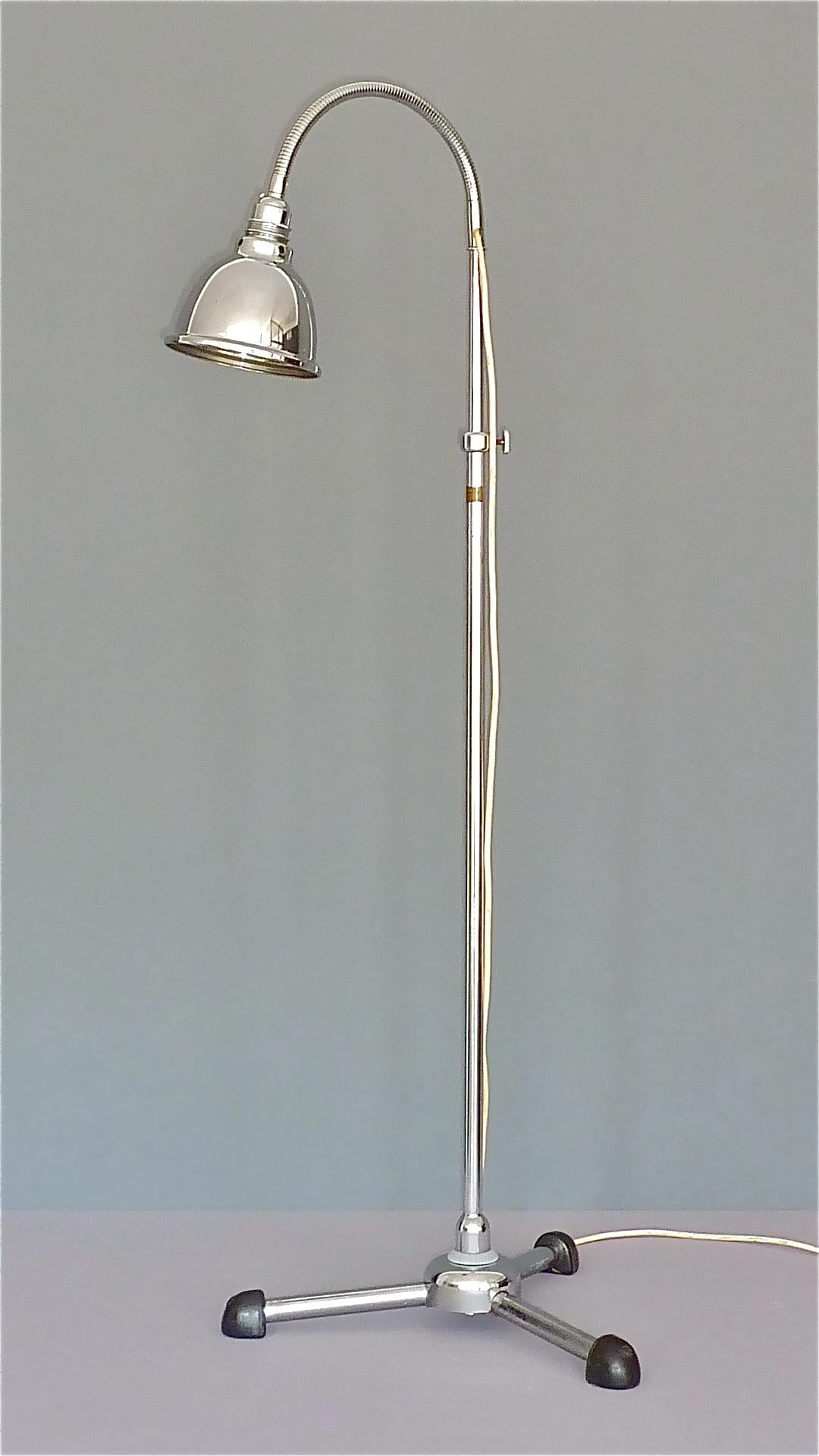 Rare lampadaire Bauhaus à col de cygne flexible et base tripode, conçu par Christian Dell et exécuté par Maquet, Allemagne, vers les années 1930. Lancée à l'origine comme lampe médicale avec une ampoule infrarouge, elle peut être utilisée comme
